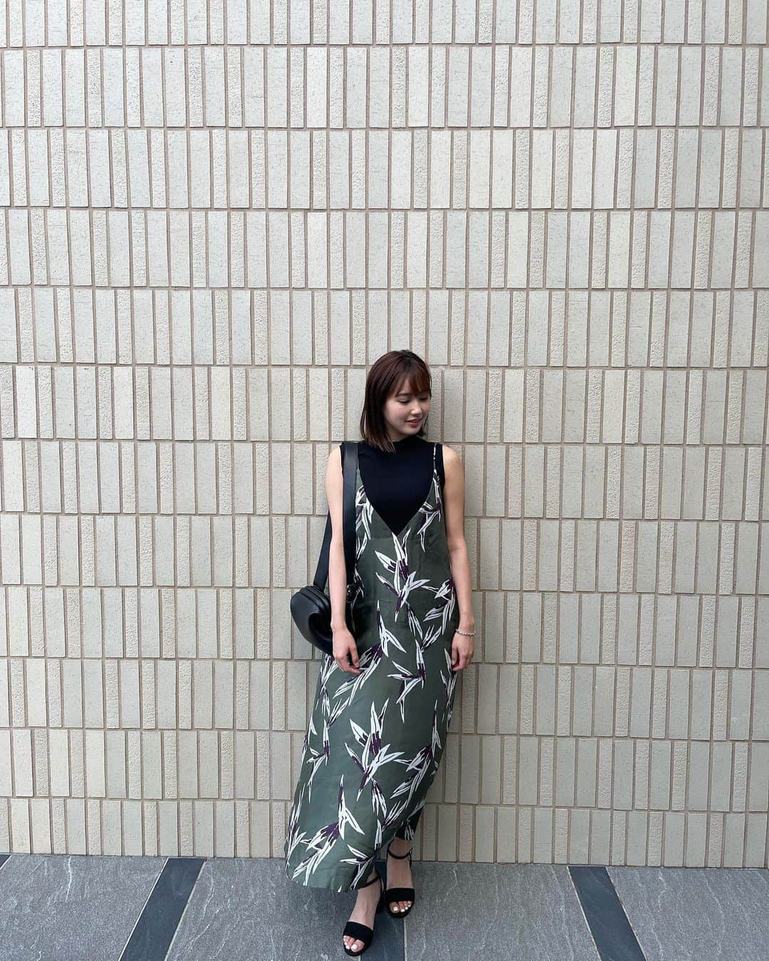 浜﨑日香里のインスタグラム：「⁡ 私服🩷🩷 ⁡ ワンピース @sacraofficial  トップス @unitedarrows_official  バッグ @osoi_official  サンダル @zara  ⁡ 少し前の東京での外食の時も着てました🍝🤍 サウナ後にお気に入りのイタリアン🧖‍♀️🍝 ⁡ ぷぷさんが来てから前よりは外食行かなくなったので、 ご飯食べに行くときはしっかりおしゃれしよう🥰」