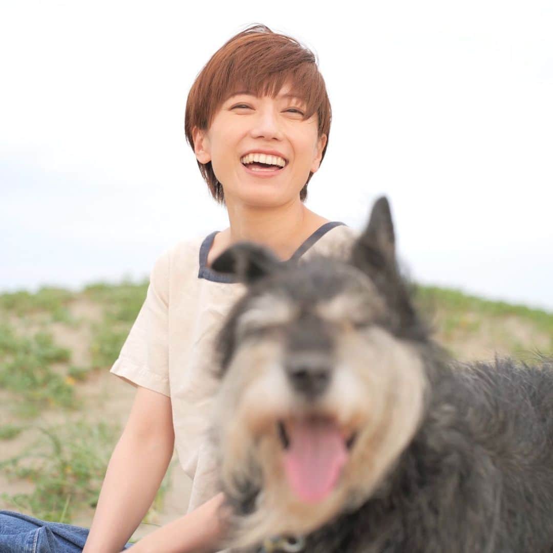 甲斐麻美さんのインスタグラム写真 - (甲斐麻美Instagram)「🤩🤩🤩  手前のお方の 満面の笑みたるや  いい顔しとるぞ〜  #20230726 #kaicoの好日 #元保護犬 #保護犬を家族に #わたしの家族 #いぬとわたし #犬とわたし」7月26日 20時28分 - kaico_asami