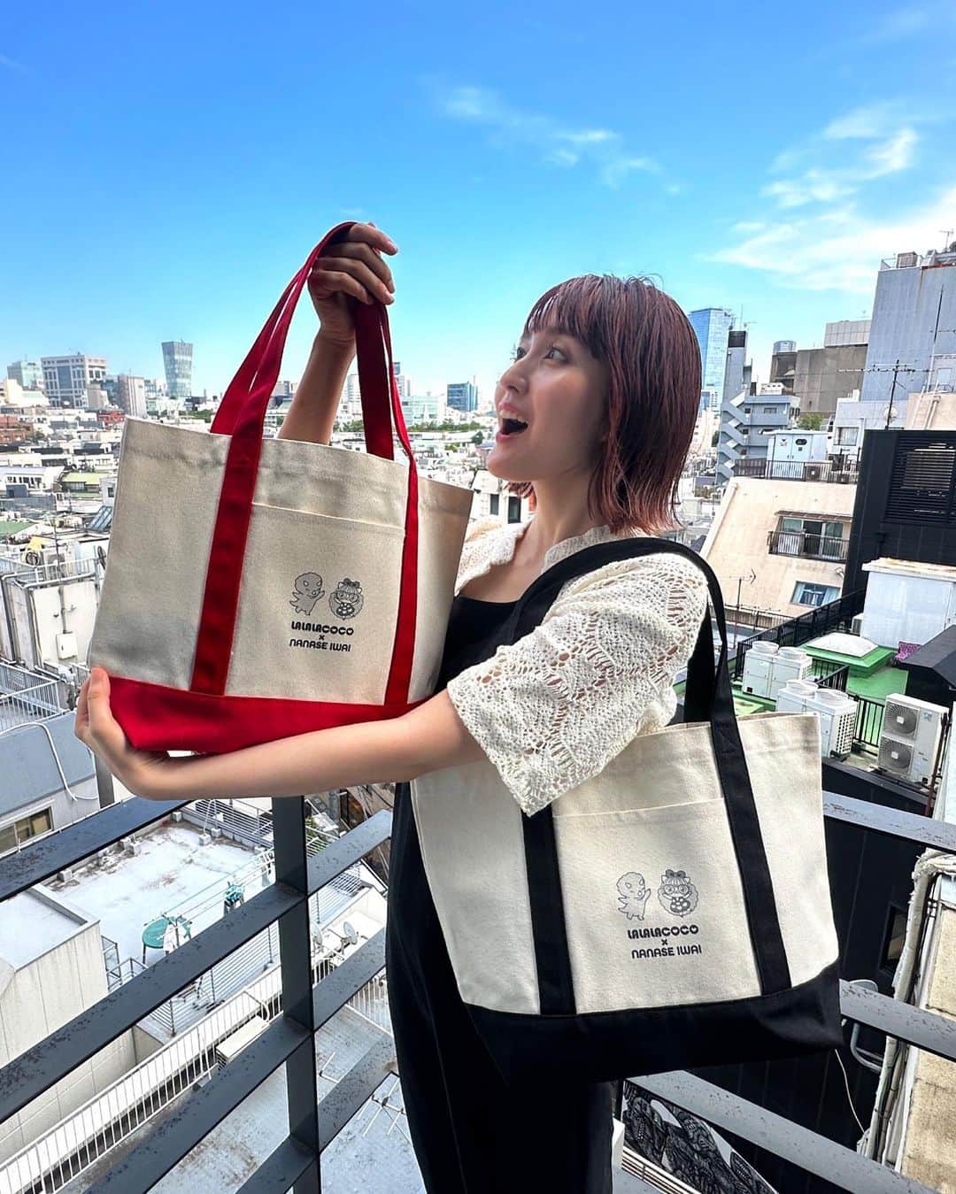 のインスタグラム：「オリジナルトートバッグ🍎🦖  7／27 16:00〜 期間限定販売です！  販売スタートと共に特設サイトが出るので、ストーリーや公式ライン、各種SNSにも記載します✌︎  2色同時購入の方には、割引とサイン入りステッカーの特典があるのだとか🫶💭  #ラララココ #LALALACOCO #ジュラシックガール #恐竜 #トートバッグ」