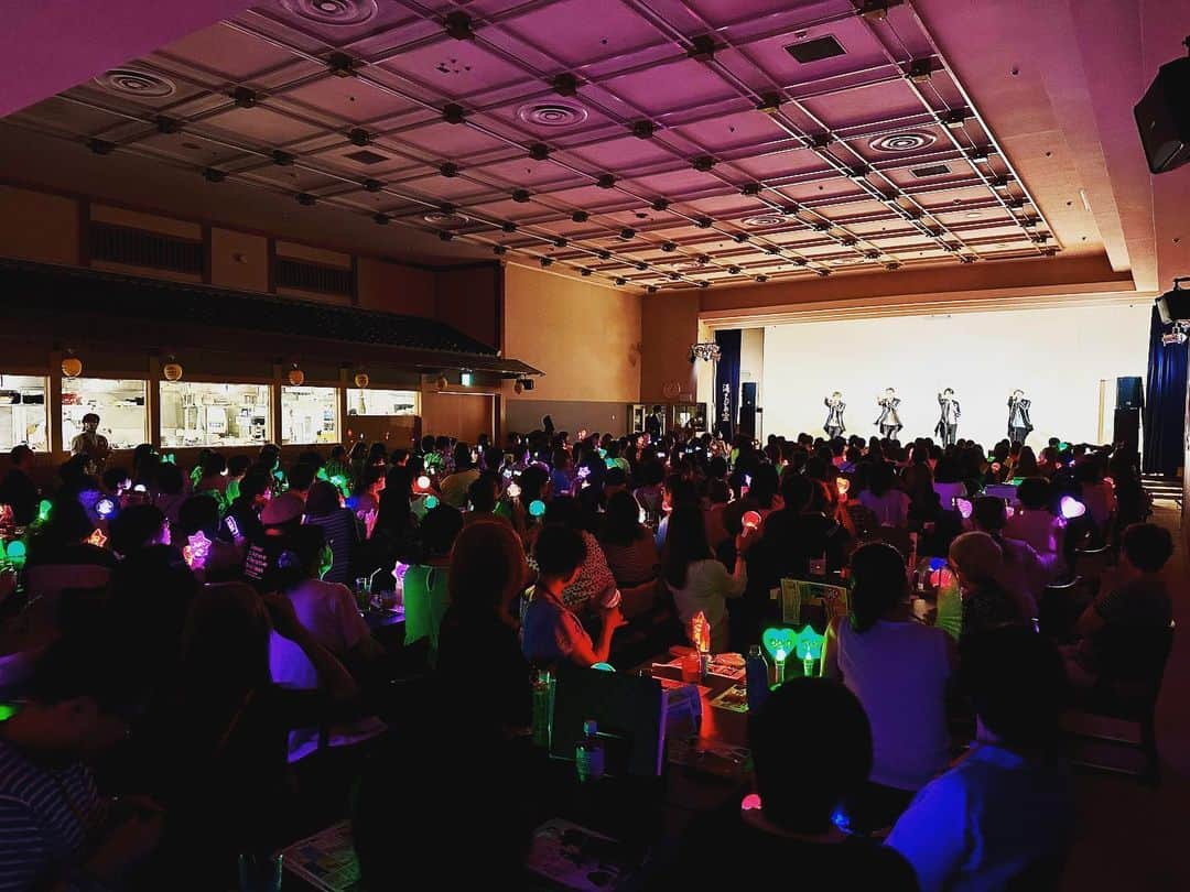 のインスタグラム：「💜❤🧡💚  #本日の純烈 は… ｢純烈 in 湯～とぴあ宝 SPECIAL LIVE｣ @湯～とぴあ宝 おたから亭  2月以来の湯〜とぴあ宝さんは 今日もたくさんの皆さまにお越しいただきました🎤  ライブに参戦してくれた皆さま、特典会に参加してくれた皆さま、スタッフの皆さま！ ありがとうございました😊✨   #純烈  #湯ーとぴあ宝  #温泉ライブ   #ありがとうございました😊   #酒井一圭  #白川裕二郎  #後上翔太  #岩永洋昭」