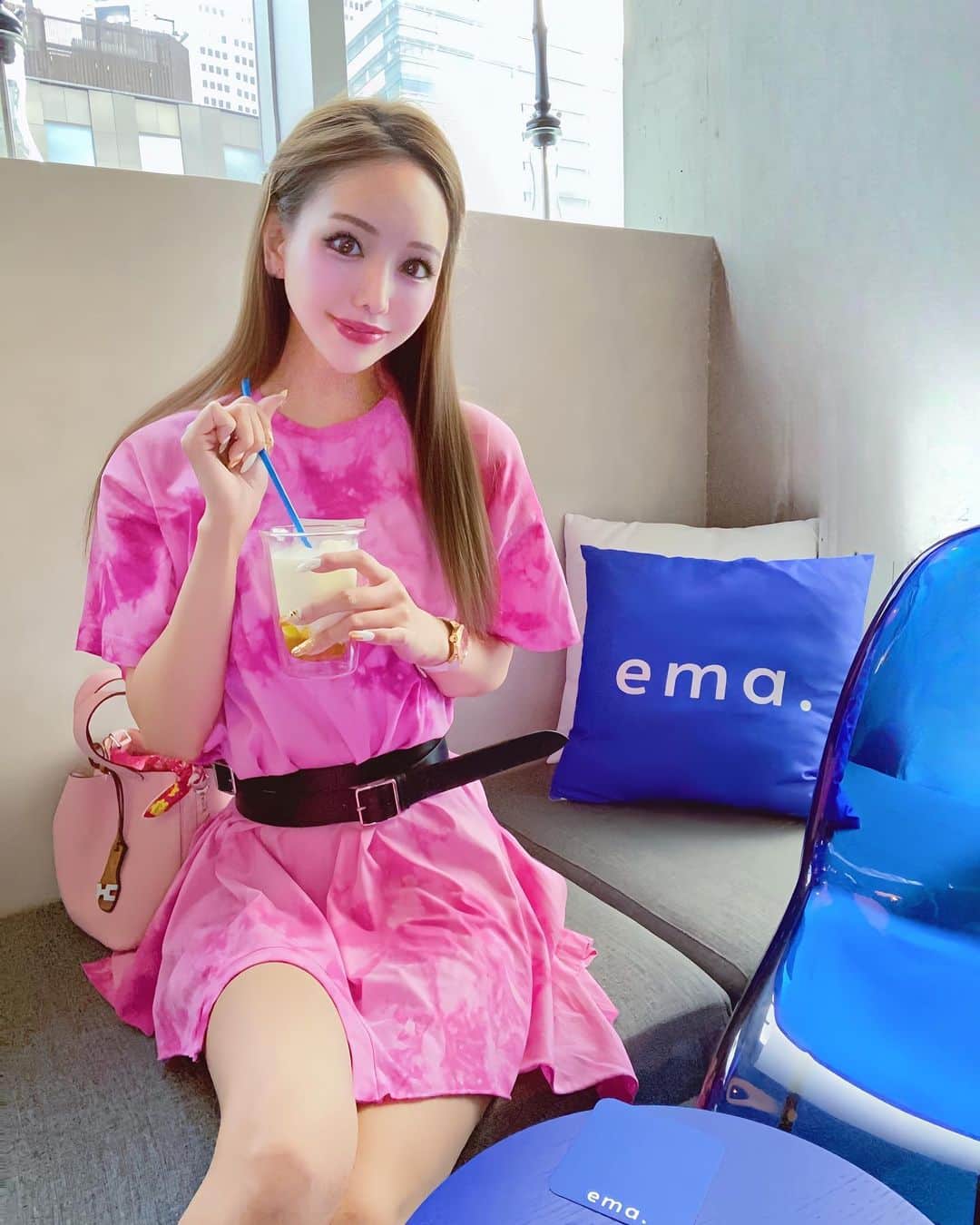 桜ゆみのインスタグラム：「ひとりカフェ🐰💞  わたし完全にピンクラバーだと思われてるけど 一番好きなのは青です🩵🩵  ピンクの服の方が多いのは、 世の中への供給量の違いな気がする🐰🩵 バッグは完全に呪われてるけど🩷  シーシャカフェ初めて行ったけど静かでよかった🩷  . #ema #シーシャカフェ」