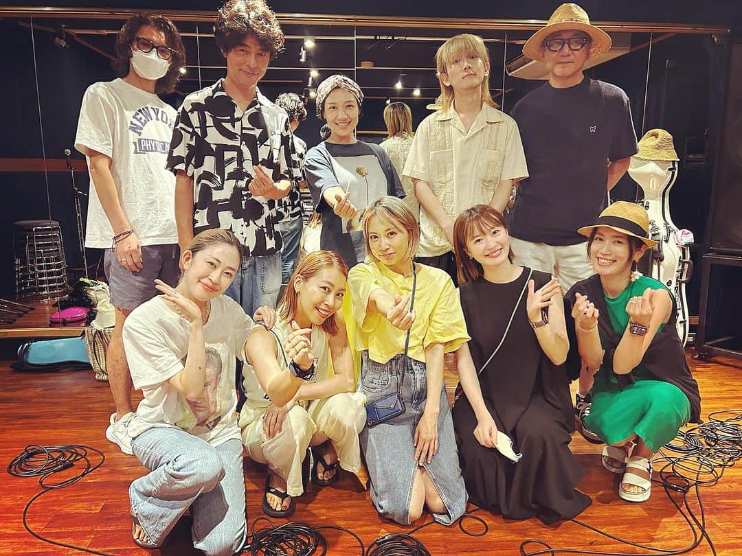 のインスタグラム：「⚓️2023.7.26  吉田建さんとのバンド The Pirates A Go Go 4度目のライブに向けてリハーサル終了！  新曲はなんと5曲！ シミーさん作曲の曲も、建さんが久しぶりに作った新曲もあり、わたしが歌うカバーもあり。 盛りだくさんのセットリストをみっちりみちみち、仕上げました。 4回目のライブとは思えない、パッと合わせた時のバンド感にリハーサルから嬉しい気持ち。 かなりの責めのライブになるのでは…！！！  まだまだ予約受付中です！ 今回は配信はなしですので、 ぜひ現地に見届けに来ていただきたいです😊  『THE END OF THE WORLD〜世界の果て〜』 2023.07.28(金) at 汐留Blue Mood OPEN / START 18:00 / 19:00  ご予約はこちらから🔽 https://blue-mood.jp/events/the-pirates-a-go-go  "The Pirates A Go Go" are  Bass:吉田建 Drums:岡田 梨沙 Guitar:清水 ひろたか Piano:山﨑文一朗 Percussion:シマダボーイ Violin:島田光理 Violin:霜村 真由美 Viola:田中 詩織 Cello:大浦 萌」