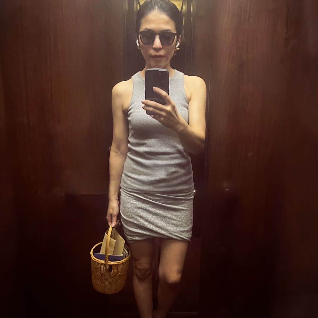 辻直子さんのインスタグラム写真 - (辻直子Instagram)「#gray#allgray#tanktop#skirt#sandals #mourning#i♡song#🚶 #たくさん歩きました#夏になると歩きたくなる🤷🏻‍♀️#反比例  あいちゃんのタンクトップ 着丈が長くて少し厚手でテンション強いのにピタピタにならない程よい感じ👌🏻  オーバーにして着るのがバランスよくてすきですよ  夏はあっつーいけど だいすき。」7月26日 20時36分 - naoko.ts