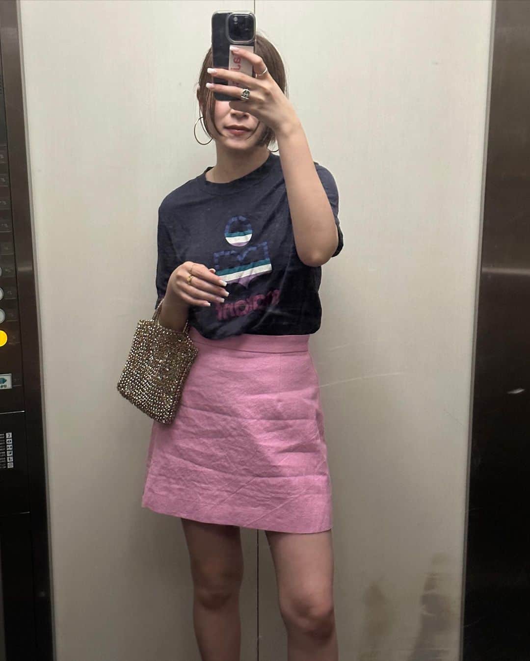 三條場夏海さんのインスタグラム写真 - (三條場夏海Instagram)「. この日のスタイリングめっちゃ好き🎀 なんだかんだ、ピンクのスカート履いておけば 無条件に気分は上がるという事😂🫶🏼  あえてキラッキラの @anteprima_japan を持ってるのもポイントなんだよね  #jobacode」7月26日 20時37分 - natsumi_sanjouba
