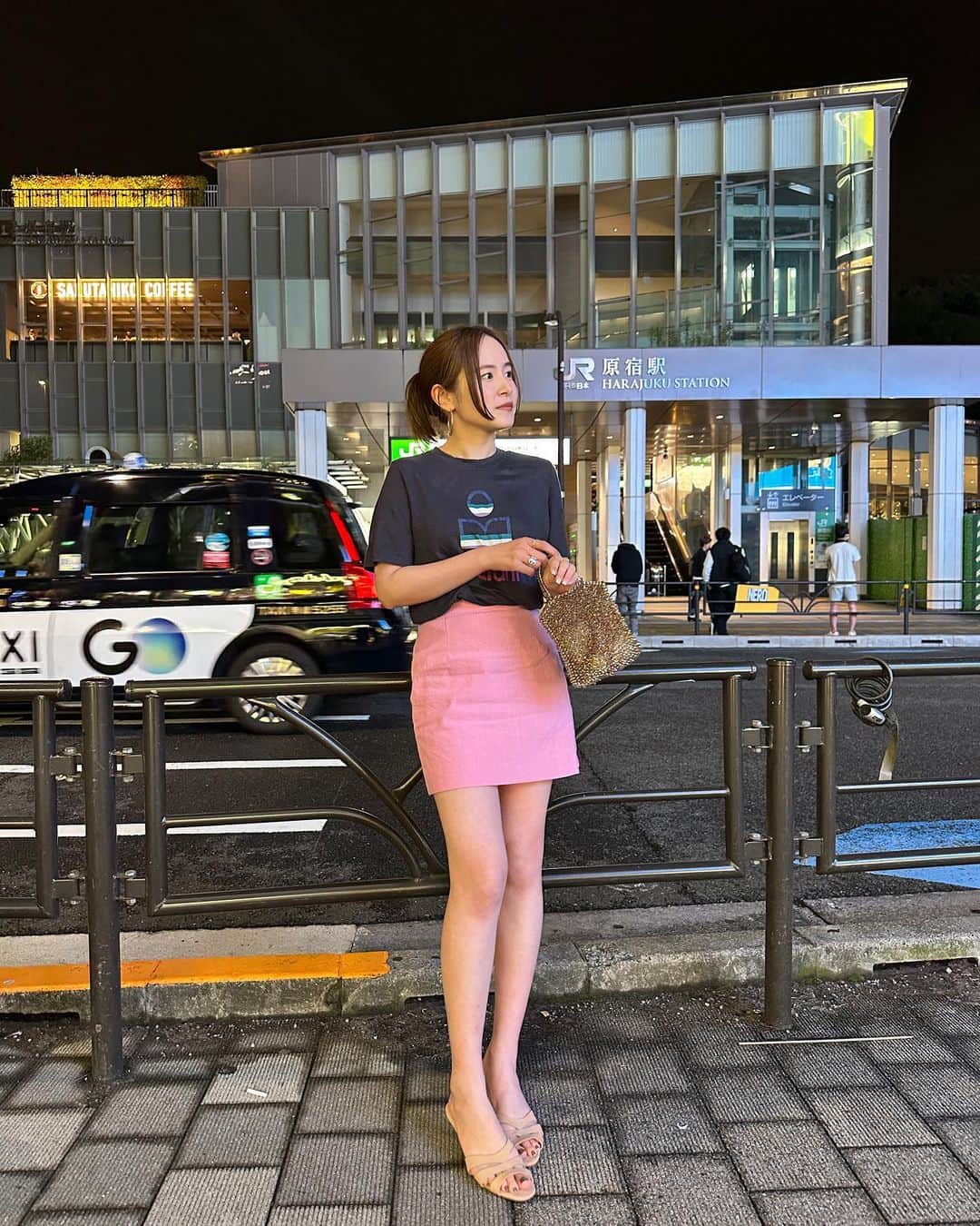 三條場夏海さんのインスタグラム写真 - (三條場夏海Instagram)「. この日のスタイリングめっちゃ好き🎀 なんだかんだ、ピンクのスカート履いておけば 無条件に気分は上がるという事😂🫶🏼  あえてキラッキラの @anteprima_japan を持ってるのもポイントなんだよね  #jobacode」7月26日 20時37分 - natsumi_sanjouba