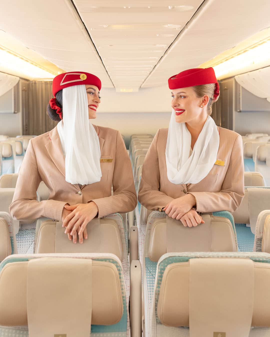 エミレーツ航空さんのインスタグラム写真 - (エミレーツ航空Instagram)「Who is your travel bestie? Tag them below. 👫   #Emirates #FlyBetter」7月26日 20時30分 - emirates