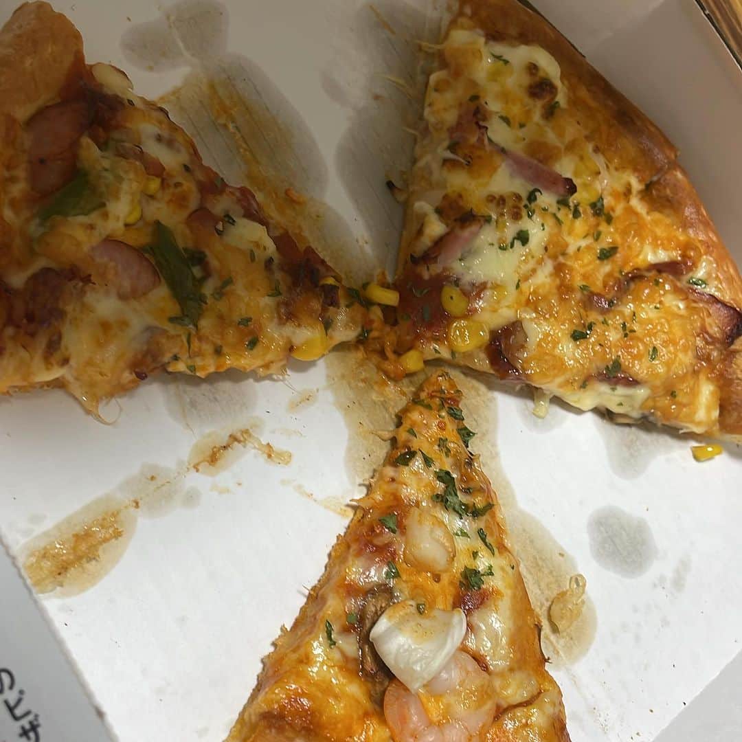 のインスタグラム：「歳とった ピザMサイズ4ピースでお腹いっぱい😅 昔はLサイズ1枚食べれたのに」