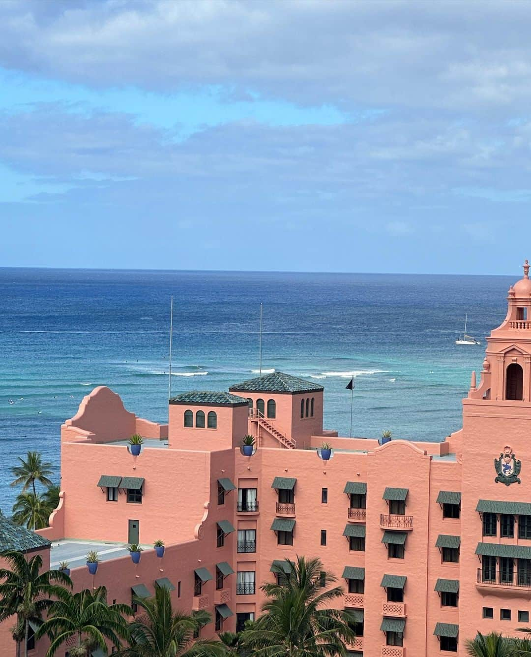 MARISさんのインスタグラム写真 - (MARISInstagram)「I stayed first 3 days at new @waikikibeachcomber by Outrigger 💙 Thank you for having me ‼︎ Amazing view and comfy room🌴 最初の3日は新しくなったOutrigger の Beachcomber にstay 💙  新しくなって綺麗になっててすっごく良かったよ🩵 RoomからはWaikiki一望できるしど真ん中だから最高🩵 朝起きたら窓から小鳥ちゃんが遊びに来てHawaii あるあるな懐かしい光景🌺🌈 The best vacay in Hawaii Thank you 🩵 #waikikibeachcomber  #outrigger #PR #thankyou #aloha #mahalo #Hawaii #ハワイ #ワイキキビーチコマーｂｙアウトリガー」7月26日 20時31分 - marristea