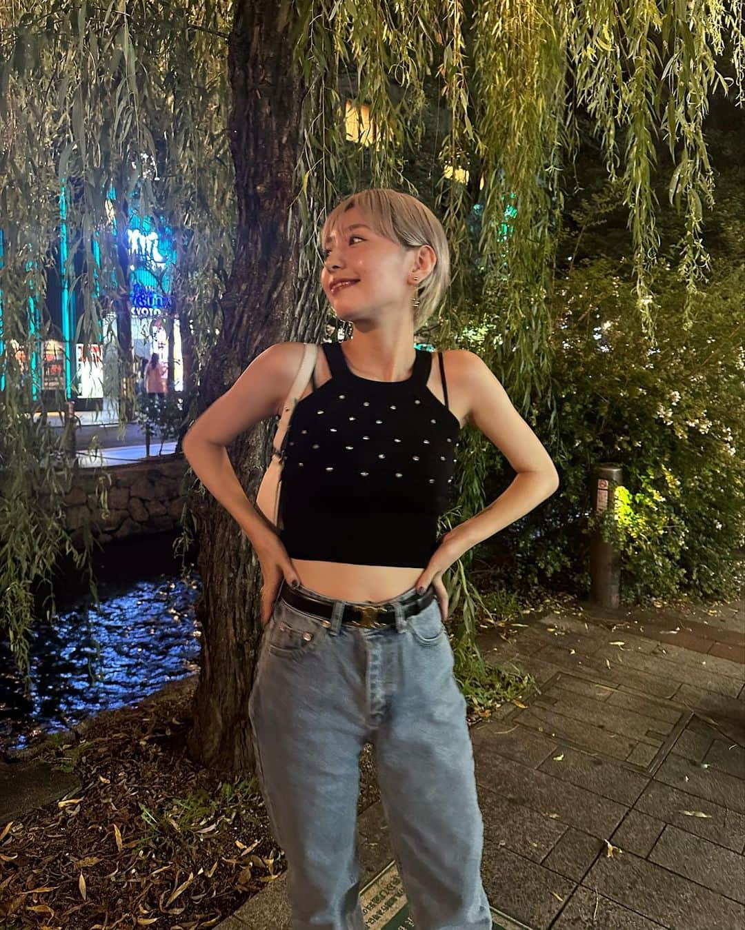 MIORIのインスタグラム：「京都の写真👘🏮  夏はたくさん旅行したい〜！！ 写真も動画もいっぱい撮って思い出たくさん◎  顎下なんだけど、「効果ありましたか？」ってたくさん質問来てたから記録！ 輪郭がぼやっとしてたけど、しっかり顎下に影もできてる🙆‍♀✨ すぐ二重顎になっちゃったり、痩せても顎下のお肉が無くならないなあって方は効果感じやすいと思う！！◎  痛みもそんなになくて腫れも私の場合はよくわかんなかったし、DTも短いのにこの効果は私自身ビックリしてる😂 ハイフとかで時間とお金かけるより100倍良きだった🫶(私の感想です。)  クリニック☞ @grc_oyn_jp  ハイライト☞ 公式LINEリンク  #京都#京都旅行#ショートヘア#ハイトーン#ショートカット#ハイトーンショート#韓国 #韓国美容 #美容  #ビフォーアフター  #糸リフト#リフトアップ #リフティング#脂肪吸引#顎下脂肪吸引#150cmコーデ #低身長コーデ #低身長ファッション #プチプラコーデ」