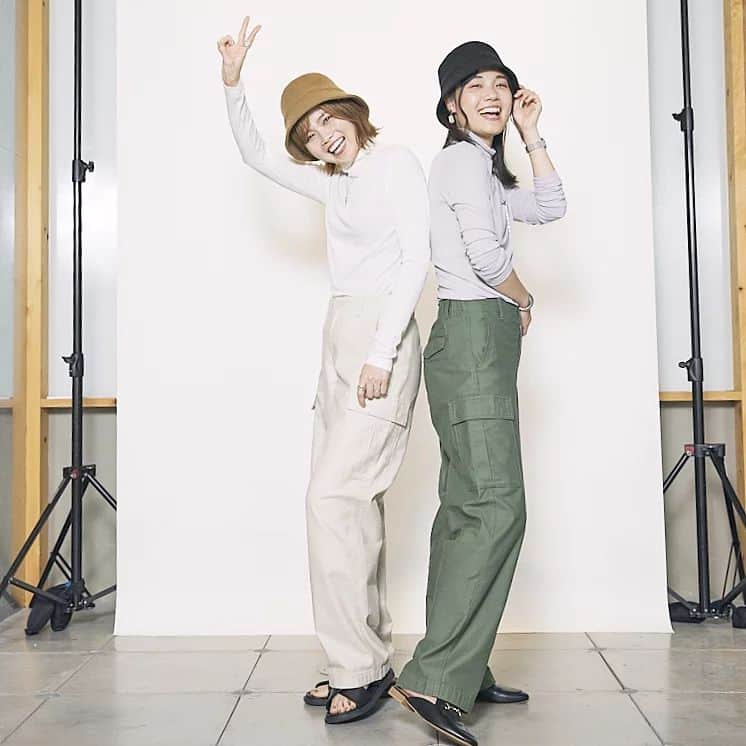 Eri Satoのインスタグラム：「【👖UNIQLO CARGO PANTS👖】 · UNIQLOのカーゴボトムス試着会のときの 写真がまだまだある🤭 @uniqlo_jp @uniqlo_with · 1枚目の写真めっちゃ気に入ってる🤣💞 @mi_0730_mk 楽しい楽しい🤭 · ミキティーと穿いているのは #ワイドストレートカーゴパンツ  これも確かSサイズだった気がする！ トップスは #シアージャージータートルネックt 薄手で着やすいから 初秋に良さそうだね🍂 · · #UNIQLO#ユニクロ#ユニクロ展示会#uniqlo2023fw #ユニクロのカーゴパンツ#カーゴパンツ」