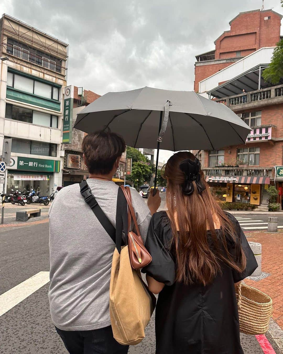 横田亜美さんのインスタグラム写真 - (横田亜美Instagram)「. 珍贵的回忆🍨❤︎ 我很高兴收到礼物🥰 . 他们开车带我去了很多地方🚗💨 谢谢倫倫&阿寶 💐✨ . 太阳镜的有趣放置。。 . . #台北景點 #台北咖啡廳 #台北美食 #台北美食推薦 #台北旅遊 #台北旅行 #taipeitravel #taipeifoodie #taipeicafe #taipeifood #taipeigram #ootd #outfit #台北餐廳 #台北下午茶 #台北甜點 #淡水 #淡水老街 #淡水美食 #淡水咖啡廳 #淡水景點 #danshui #台灣景點 #台灣美食 #台灣旅遊 #台灣旅行 #台灣小吃#taiwantravel #taiwancafe #taiwantrip」7月26日 20時46分 - amimi0218