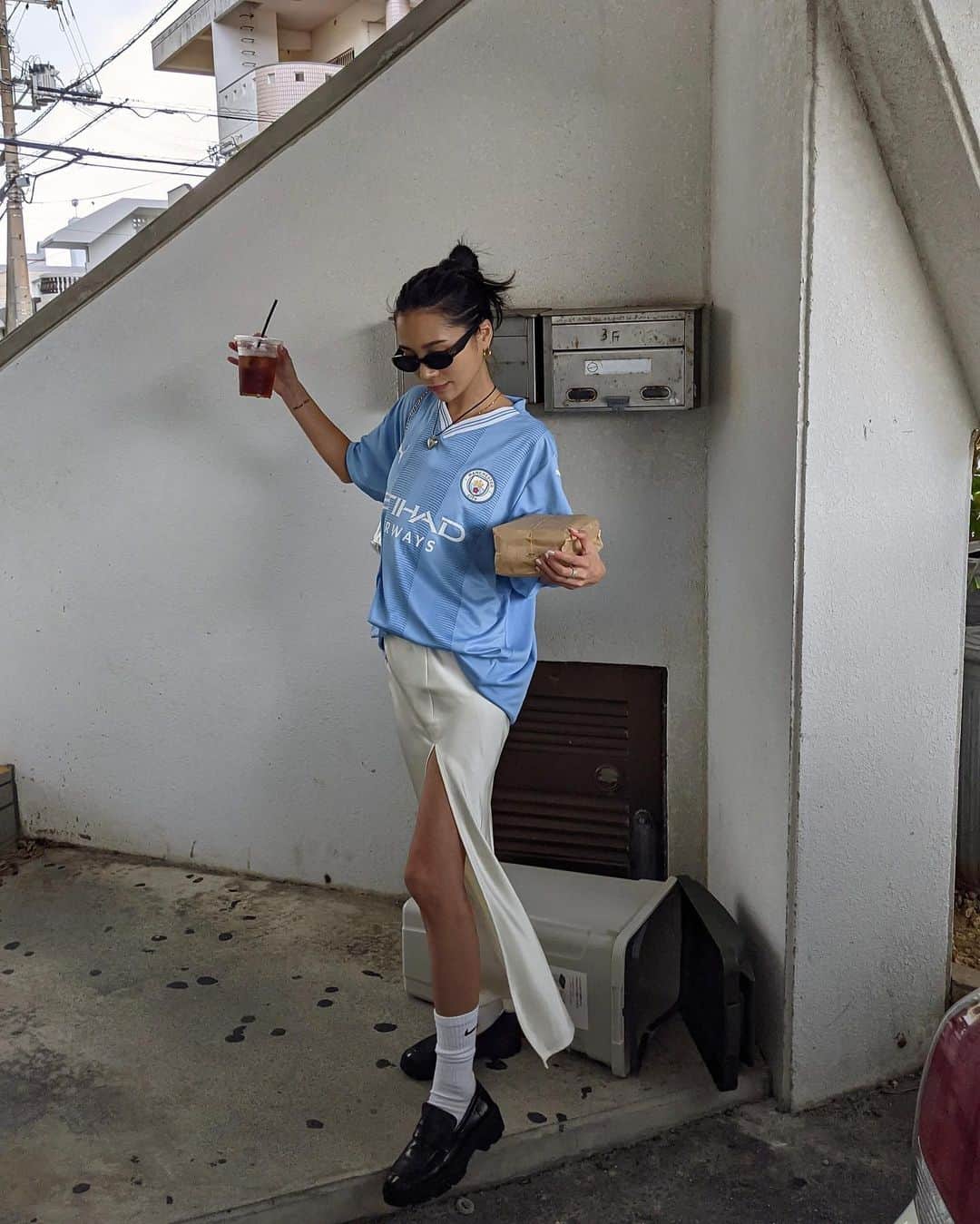 宮川由衣子さんのインスタグラム写真 - (宮川由衣子Instagram)「. 街歩いてたらこのユニフォーム着てる人 たくさん見かけて初めて知った 今日本当に試合だったんだ🏟️🥹⚽️ @mancity  #にわか野郎  #fashion #outfit #ootd」7月26日 20時38分 - yuiko_miyagawa