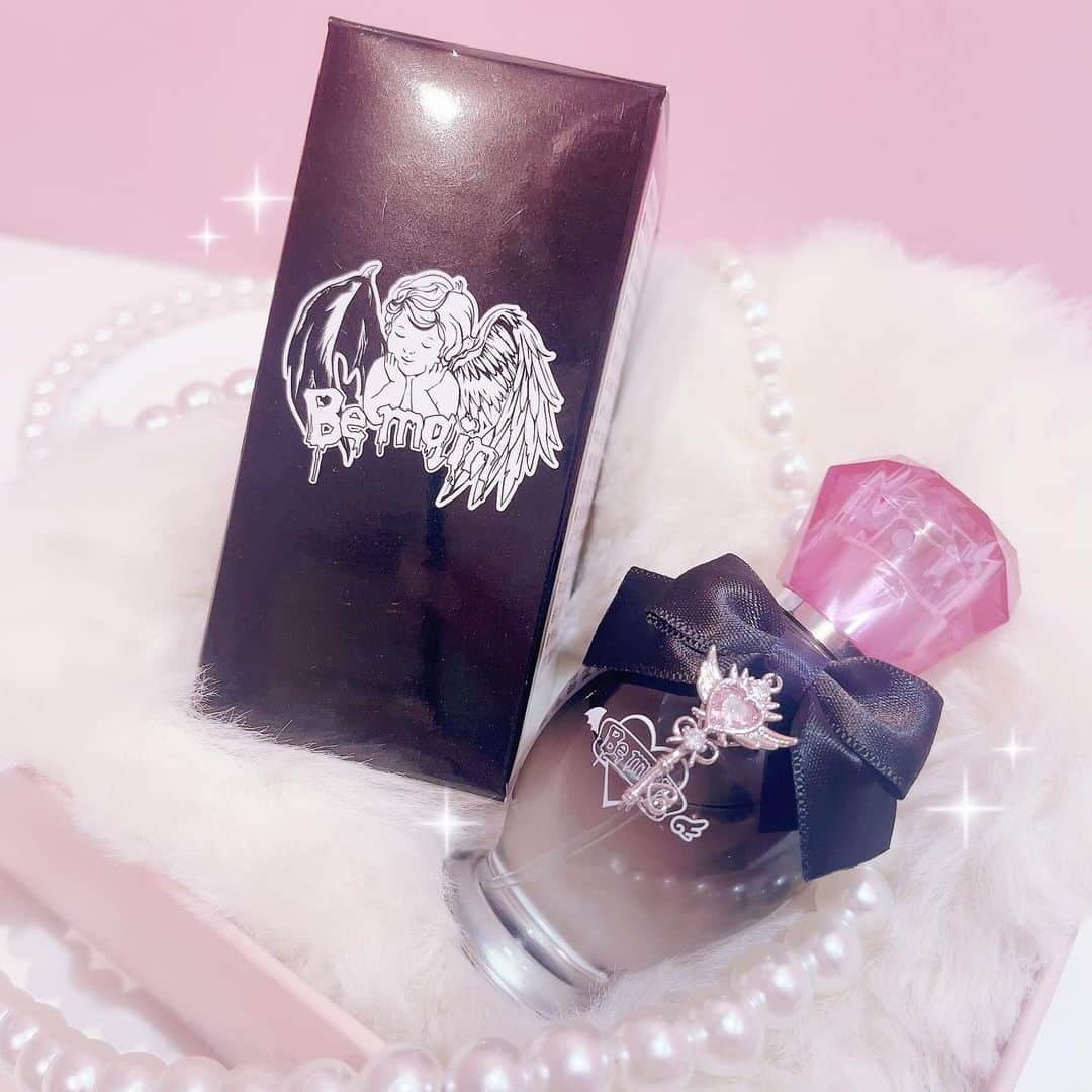 さきちゃんのインスタグラム：「ㅤㅤㅤㅤㅤㅤㅤㅤㅤㅤㅤㅤㅤㅤㅤㅤㅤㅤㅤㅤㅤㅤㅤㅤㅤㅤㅤㅤㅤㅤㅤㅤㅤㅤㅤㅤㅤㅤㅤㅤ 🖤Bemqin🤍 ： ： どきっとさせる、忘れられない存在に。 「あれ、この香り..」と ふと貴方のことが思い浮かぶような小悪魔的な香り。 ただ甘いだけじゃない、品のあるバニラが日常にふわっと溶け込み、あなたを主役にさせる香水です。 ： ： Bemqinから、はじめての香水です❤︎ 普段から会いに来てくださる方はお分かりかと思いますが さきは昔からバニラの香水をずっと使っていて、 さきちゃんの匂いー！って言われることも多々あって💭 ㅤㅤㅤㅤㅤㅤㅤㅤㅤㅤㅤㅤㅤ だから、自分がつくる香水も、 「この人の匂いだ！」って印象に残るような香りにしたいなって 思って作りましたᐢ ᴗ . ᴗ ᐢ ㅤㅤㅤㅤㅤㅤㅤㅤㅤㅤㅤㅤㅤ 普段使ってる香水はがっつり甘めのバニラなんだけど、 Bemqinの香水はつけたてはそこまでバニラっぽくなくて 比較的上品な甘さがある香りです。 ㅤㅤㅤㅤㅤㅤㅤㅤㅤㅤㅤㅤㅤ 時間が経つとだんだんバニラ感が出てきて 印象的な香りになってくるので、 一日を通して香りの変化を楽しむことができます！ ㅤㅤㅤㅤㅤㅤㅤㅤㅤㅤㅤㅤㅤㅤㅤㅤㅤㅤㅤㅤㅤㅤㅤㅤㅤㅤ 正直好き嫌いは別れると思うけど、 好きな人には絶対に刺さる❕❕ってところが Bemqinらしいかな〜、と思っております☺️ ㅤㅤㅤㅤㅤㅤㅤㅤㅤㅤㅤㅤㅤㅤㅤㅤㅤㅤㅤㅤㅤㅤㅤㅤㅤㅤㅤㅤㅤㅤㅤㅤㅤㅤㅤㅤㅤㅤㅤ： ㅤㅤㅤㅤㅤㅤㅤㅤㅤㅤㅤㅤ 香水についている鍵のチャームは、 韓国出張で色んな市場に行って見つけてきました🗝️ ㅤㅤㅤㅤㅤㅤㅤㅤㅤㅤㅤㅤㅤ そのチャームを使ったお揃いモチーフのカチューシャ🎀 ㅤㅤㅤㅤㅤㅤㅤㅤㅤㅤㅤㅤㅤㅤㅤㅤㅤㅤㅤㅤㅤㅤㅤㅤㅤ カチューシャって顔長く見える気がしてあんまり持ってなくて。 でも髪の長さ関係なく使えるアイテムだし、 歴代のBemqinに合わせても絶対かわいいなーと思ったの！ ㅤㅤㅤㅤㅤㅤㅤㅤㅤㅤㅤㅤㅤ縦に長く見えないように、リボンの位置はサイドにして 自分で測りながらミリ単位で提案をさせて頂きました😹🫶🏻 ㅤㅤㅤㅤㅤㅤㅤㅤㅤㅤㅤㅤㅤㅤㅤㅤㅤㅤㅤㅤㅤㅤㅤㅤㅤㅤ ただリボンにチャームつけただけでもよかったんだけど、 やっぱりBemqinらしい【強さ】も欲しかったので安ピンを🧷 ㅤㅤㅤㅤㅤㅤㅤㅤㅤㅤㅤㅤㅤロンTとかパーカーにも合わせやすい😾🎶 ㅤㅤㅤㅤㅤㅤㅤㅤㅤㅤㅤㅤㅤ ： 香水づくりは2月から動いていて、いつのまにか半年！ お洋服に限らず、ものづくりに携わらせて頂けることって 本当に楽しい！！と完成品を見るたびに思います☺️💕 ㅤㅤㅤㅤㅤㅤㅤㅤㅤㅤㅤㅤㅤ また、今回は全店舗で販売して頂けるというのもあって、 楽しみと不安とでどきどきそわそわしております🥹 ㅤㅤㅤㅤㅤㅤㅤㅤㅤㅤㅤㅤㅤ たくさんの方にお手に取っていただたら嬉しいです。 ： ： ❤︎Be mqin eau de toilette❤︎ ¥8,690taxin ㅤㅤㅤㅤㅤㅤㅤㅤㅤㅤㅤㅤㅤ ❤︎Be mqin リボンチャームカチューシャ❤︎ color：ホワイト・ブラック ¥6,450taxin ： 7/28(fri)12:00 公式通販サイトAiland先行予約販売🫶🏻 ㅤㅤㅤㅤㅤㅤㅤㅤㅤㅤㅤㅤㅤ AnkRouge店舗　8/11(fri)より販売スタート💭 AnkRouge全店でお取り扱い🎀 店舗予約8/4(fri)からスタート❕ ㅤㅤㅤㅤㅤㅤㅤㅤㅤㅤㅤㅤㅤ： #ankrouge #アンクルージュ #bemqin #大宮アルシェ #香水 #香水作り」
