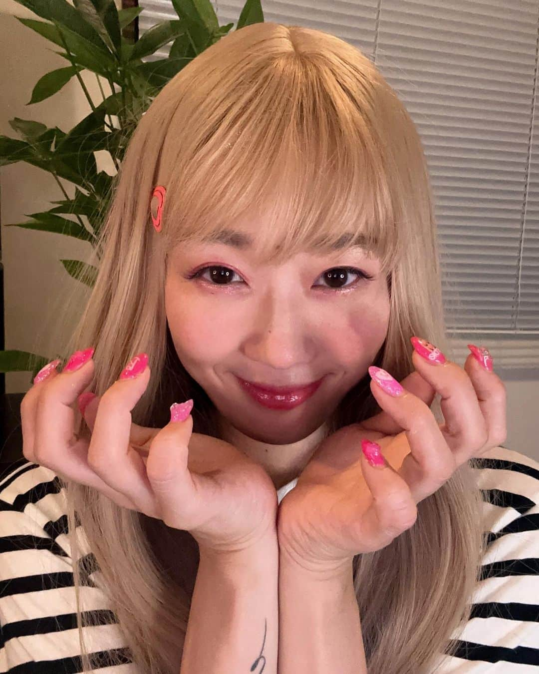 NIKKI のインスタグラム：「金髪に  🤫  する訳ないよねウィッグです バービーネイルして貰ったよ  #barbie #barbienails」