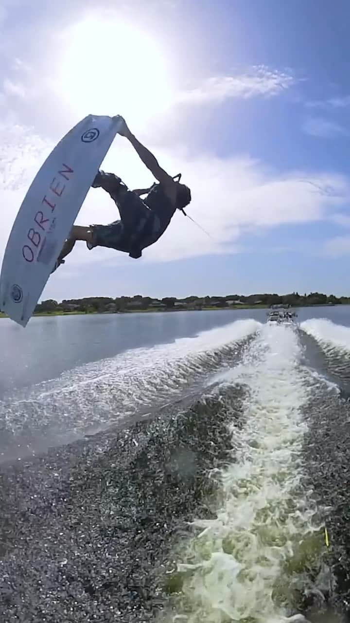 手塚翔太のインスタグラム：「It’s been amazing season and enjoying the summer😎🤘🏻 Always fun to get some unique clips with @insta360 🔥🔥🔥  🚤: @supra_boats  #insta360 #insta360water」