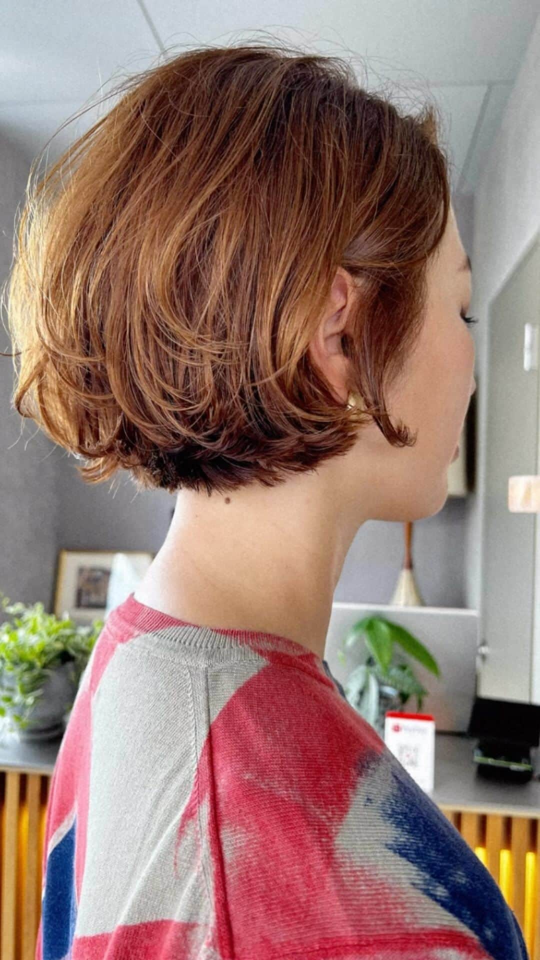 のインスタグラム：「リップlineボブ。  .    ‬   #ミニボブ  #ボブ #切りっぱなしボブ #小顔カット #レイヤーボブ #ボブヘア  #前髪 #オン眉 #パッツンボブ #前上がりボブ #发型 #髮型   #岐阜市 #ヘアカタログララ #ヘアカタログ #くせ毛  #ショートボブ   #ワンレンボブ  #ショートヘア」