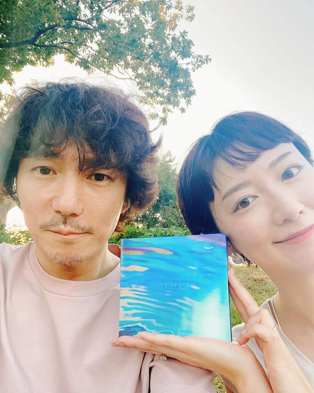 YUKA のインスタグラム：「FELT SENSE 聴いてくれていますか？ 今日はデビュー記念日。 ジャケットに2人の写真は載ってないですが、私達はこんな感じで元気です👫 きょうはお祝いにおすしを食べました。 パワーがついて、頑張れそう☺️ これからも、よろしくお願いします‼️ #moumoon #FELTSENSE #デビュー17周年 #おめでとう」