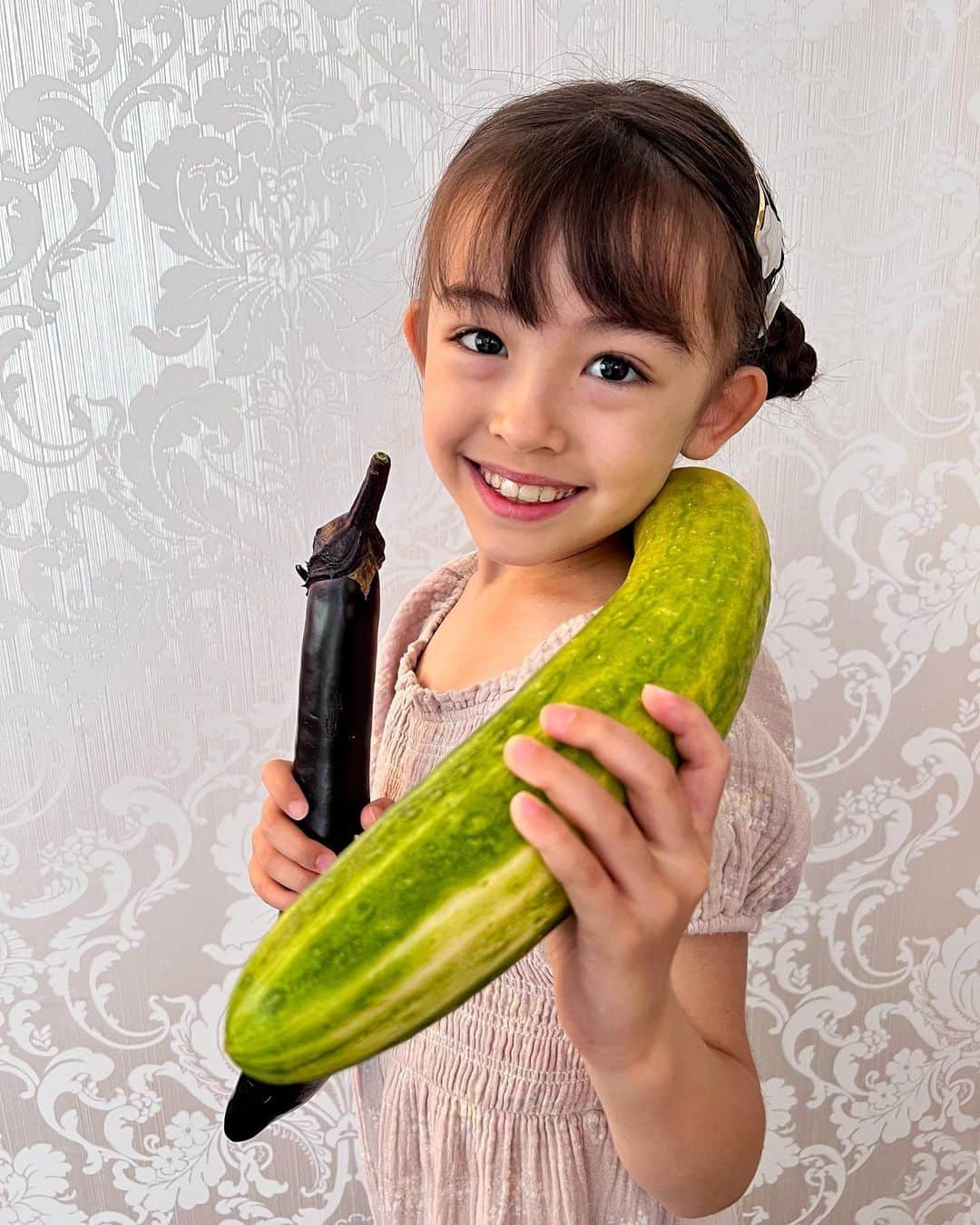 のインスタグラム：「🌻  小学校のお友達からBIGきゅうり🥒とBIGナス🍆とミニトマト🍅を頂きました！  無農薬野菜です💓  とーっても美味しくいただきましたー☺️ きゅうりはわさび醤油でいただくのが お気に入り〜☀️☀️☀️  うちも花壇を作っている途中なので、 完成したら何を育てようか今から ワクワク☺️ 花壇…いつから作ってる？ 完成するのかな？  #無農薬野菜 #夏の野菜 #夏野菜 #巨大きゅうり #アレン明亜莉クレア #めっちゃん」