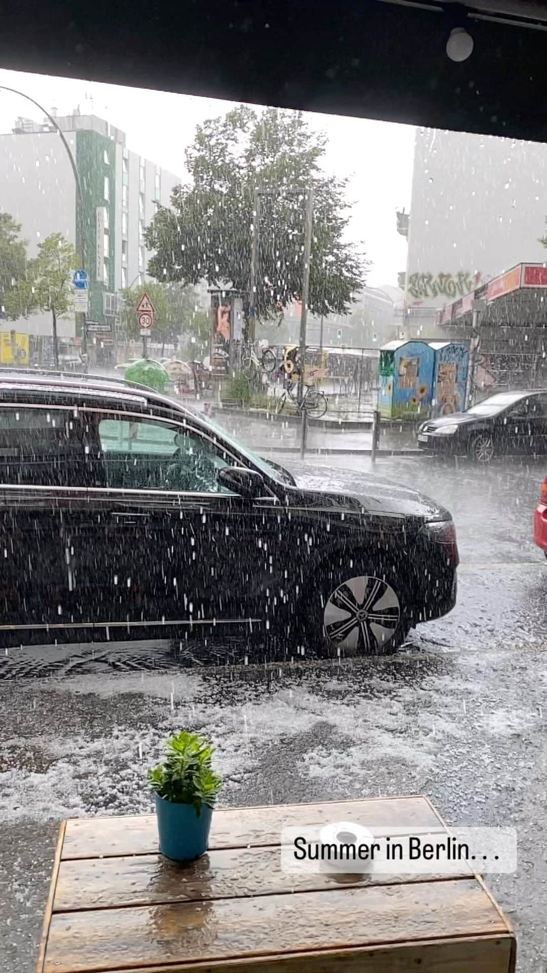 ヌーマン・エイカーのインスタグラム：「No habibi weather.  Yet it's raining chickpeas. #hailstorm」