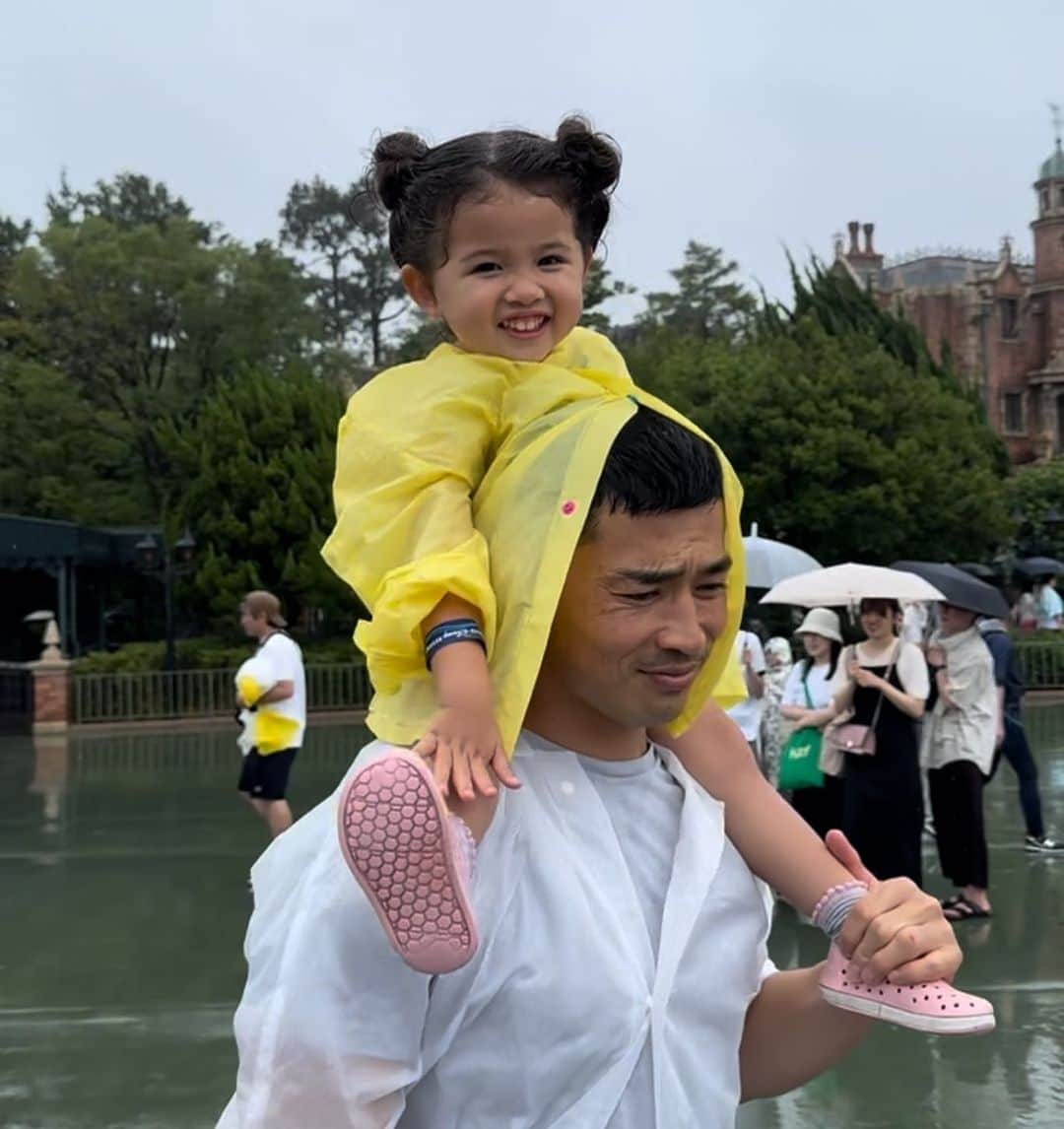 エリナ シルカのインスタグラム：「Happy Birthday to our designated child carrier! #bestdadever」