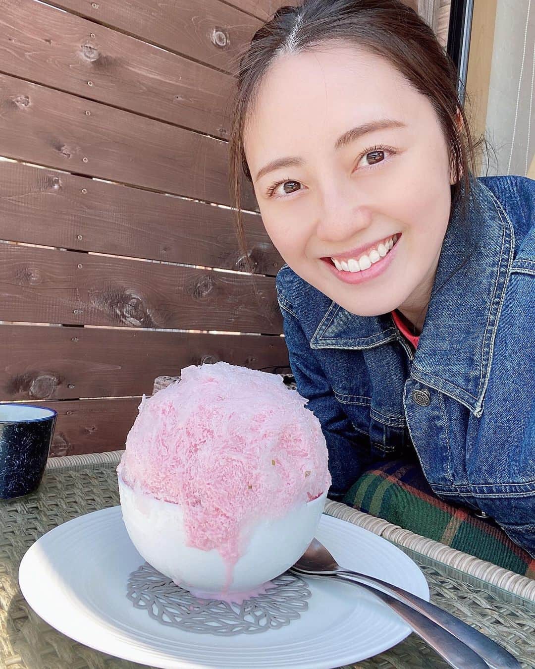 沢井美優のインスタグラム：「テラス席だから写真も盛れます✨✨笑  （盛れてるってコメントあった😂）  #沢井はかき氷です #🍧  #かき氷 #かき氷大好き  #かき氷は人を幸せにする #🧡　 　 #笑顔溢れる毎日を  #明日もきっと素敵な一日 #🍀」