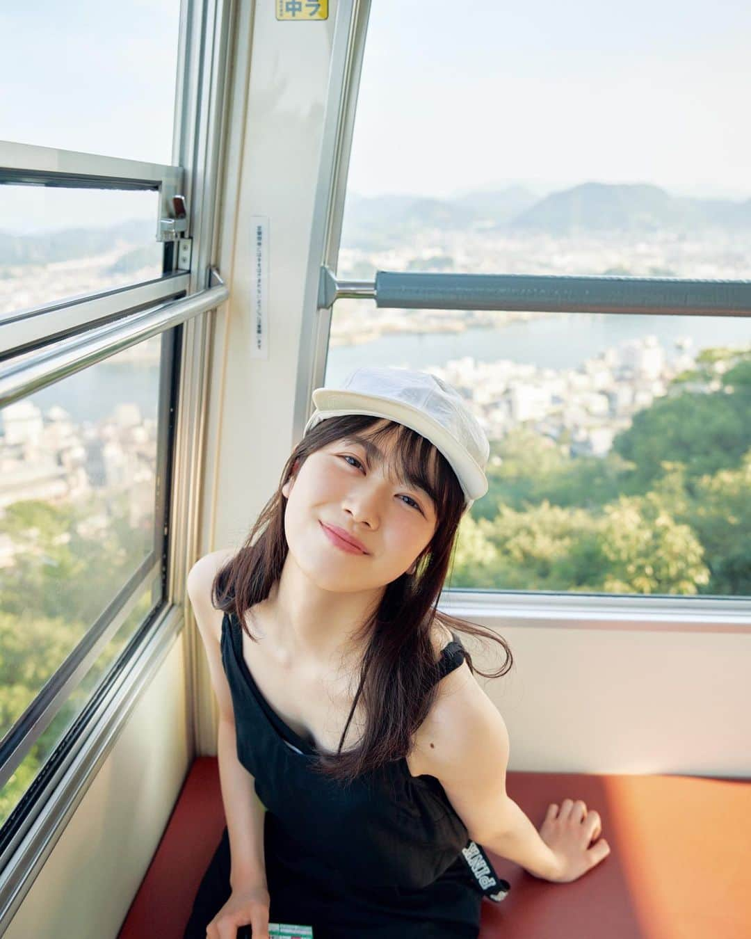 丹生明里のインスタグラム：「🍎🍋  今日は丹生明里1st写真集 "やさしい関係" 発売1年記念日です！  わ〜 もう1年も経ったのか〜  1枚目は写真集の中で1番お気に入りのカットです🐸🧡  最後のワンピースはちょっぴり特別なレアな衣装かも☺️  20代のキラキラした想い出が沢山詰まっています😌 ふと思い出した時に！またページ開いてみてくださいね🥰  #丹生明里1st写真集 #やさしい関係 #瀬戸内 #青森 #丹生ちゃん #nibugram」