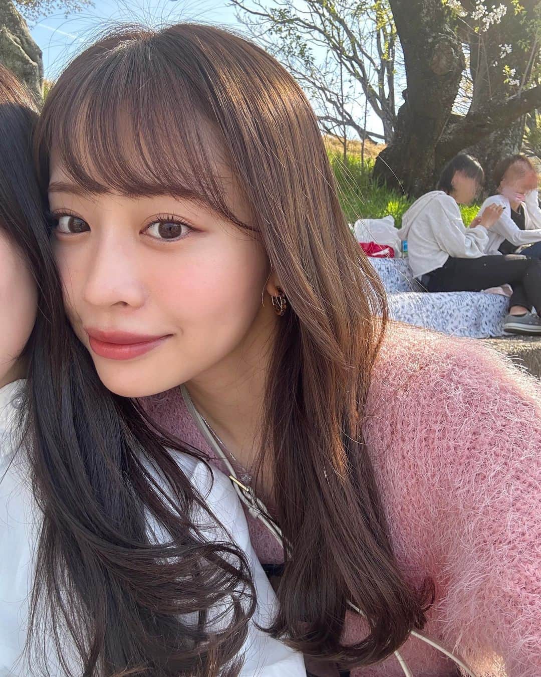 高木由梨奈のインスタグラム：「いつかの写真💭🩷 昨日の体力測定の撮影で全身バキバキに筋肉痛なので、ゆっくり湯船に浸かって早めに寝ます🤣 日頃の運動不足を痛感しました、、、笑  皆さんもお仕事お疲れ様でしたー！ 週の真ん中😌あと少し頑張りましょ〜🌻」