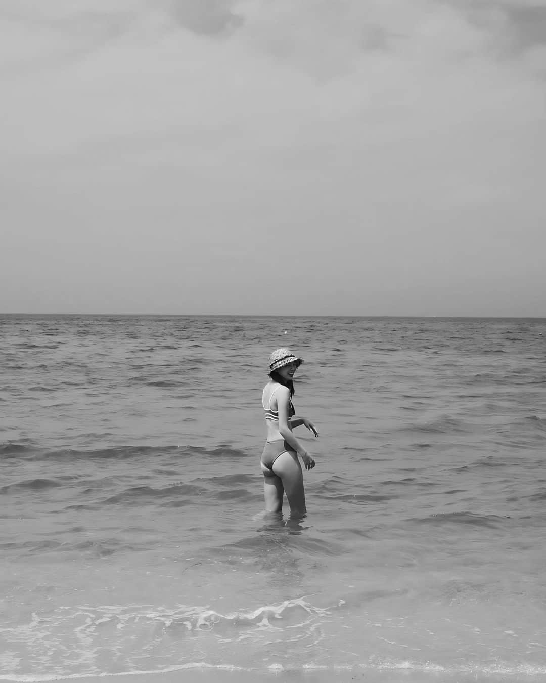 美舞さんのインスタグラム写真 - (美舞Instagram)「. . インドア派なはずなのに、 アウトドアな予定が沢山詰まってるよ🌻🍺 夏への対応力無いの毎年忘れて、 予定立てて毎年力尽きる。 一向に学習能力ございません😨❤️❤️❤️ . #夏　#海　#水着」7月26日 20時51分 - mibuki__.39