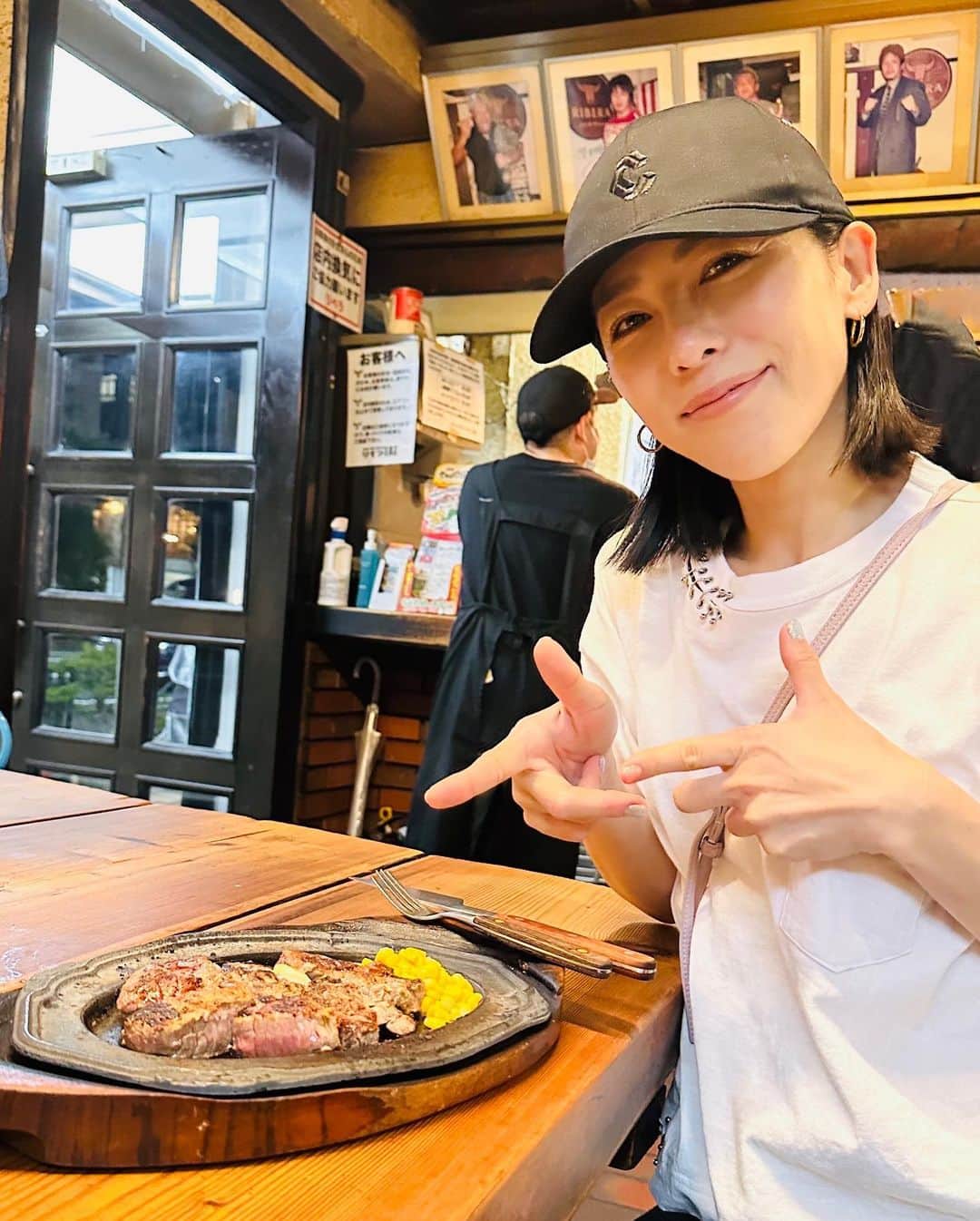 矢沢心のインスタグラム：「☆  リベラ  お店の前を 通過する度に行きたくて 先日久しぶりに行ってきた！  私はヒレステーキ300g＋夫のヒレ50gいただきました  食べ終わる頃には 次回はいつかなぁと考える  長女の出産前日 リベラのステーキが食べたくて お店に向かったらお休みで 食べられなかった思い出〜 あの時期は 本能的に体力つけたいのか 食べたくて仕方なかった。  夫は もちろん "魔裟斗スペシャル”  私の少なく見えるww  #リベラ #魔裟斗スペシャル #ヒレステーキ #また行きたくなる」