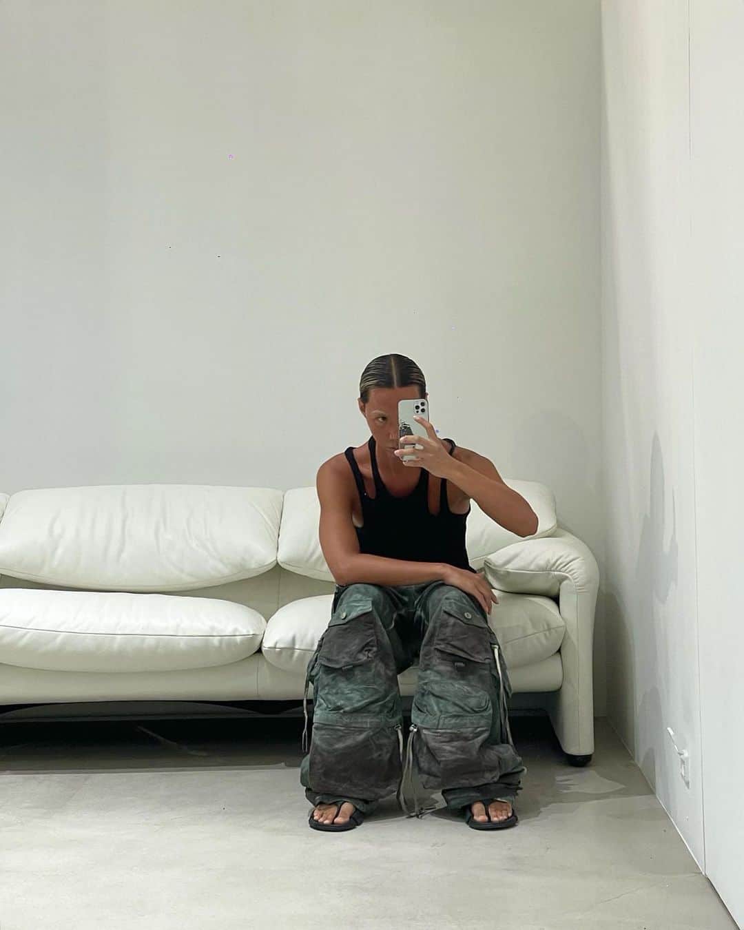 Junyoungさんのインスタグラム写真 - (JunyoungInstagram)「. 바닥이 잴 시원타~」7月26日 20時52分 - yanggeng88