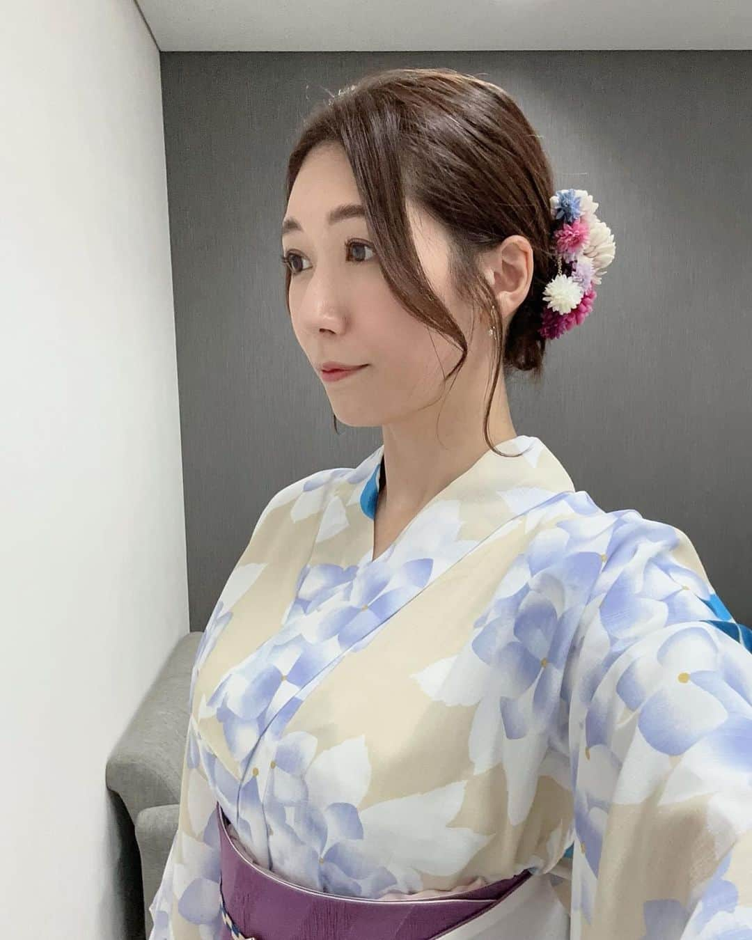 穂川果音さんのインスタグラム写真 - (穂川果音Instagram)「hair style  浴衣に合わせてアップヘアです😊  飾りも紫陽花だよ〜  #浴衣　#yukata #紫陽花　#アベプラ  #お天気キャスター　#気象予報士　#ほかのん　#穂川果音　#和装ヘア　#浴衣ヘアアレンジ」7月26日 20時53分 - hokawakanonn