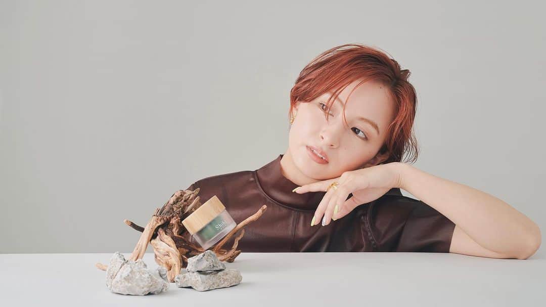 Julia Castroのインスタグラム：「Shiki Style New Products🌿 Shikiからの嬉しいお知らせ．  Shikiの第三弾となる新商品 "multi balm" が発売されます！ 今回のmulti balmは1年以上かけて納得いくまで試行錯誤して作りました。 そして今回のバームも身体に優しいプロダクトを作りたいという思いから、髪の毛から顔、身体まで使えるトータルケアアイテムになっているので、ヘアケアやお風呂上がりのマッサージ、乾燥が気になる箇所に付けて保湿したり、色々な使い方ができます🤲🏻  Shikiが大事にしている香りについては、Shiki オリジナルで調香した「秋風の香り」となっています。  秋の風にのって漂う、私の大好きな「金木犀」を感じられる香りになっ ています🌼 秋が始まるのはまだ少し先ですが、金木犀の香りを身に纏い、肌寒くなる季節をは一緒に楽しみに過ごしましょう😌  そしてmulti balm発売を記念して東京・大阪でお渡し会を実施することになりました！　 皆さんに直接お渡しできるのが今からとても楽しみです🫶🏻  その他、EC限定ノベルティがあったりギフト用巾着袋の販売も開始したりと盛り沢山なので詳細は今日載せたYouTubeを見ていただけると嬉しいです💛 . #ShikiStyle #Shiki」