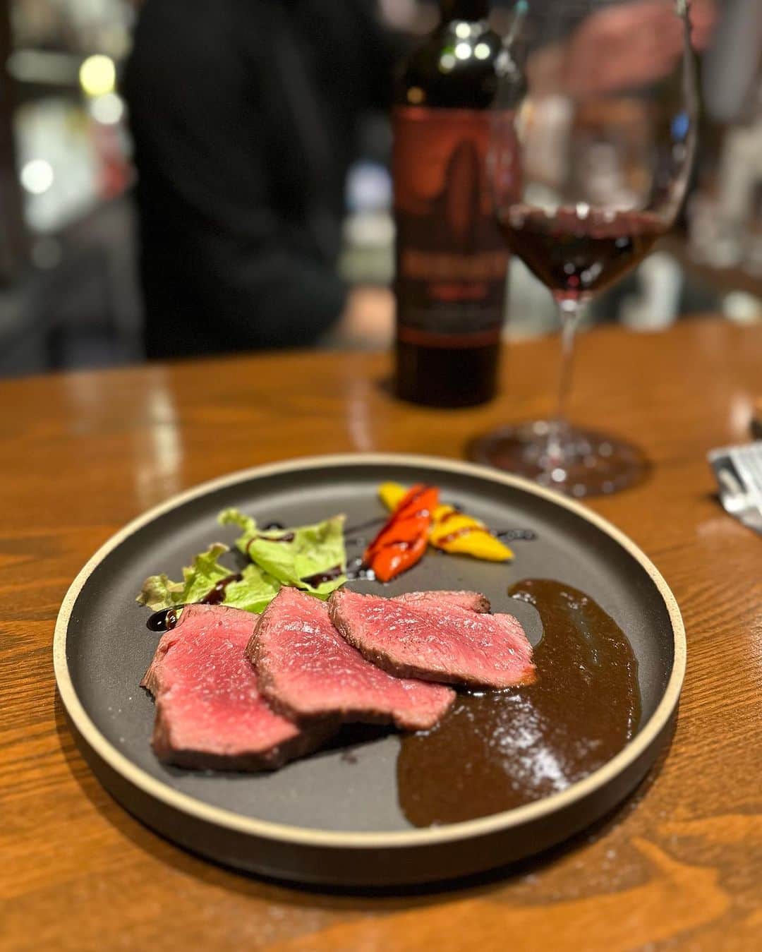 勝木友香さんのインスタグラム写真 - (勝木友香Instagram)「Barでお食事を楽しむなんて ちょっと大人な日。  日本橋の隠れ家BAR「GIFT」 @gift_nihombashi  シェフのお料理を少しずついただく月替わりコースは 和のエッセンスも織り交ぜられた和洋折衷なラインナップ♪  前菜から魚＆お肉、パスタまで…ちょっとずつと言いつつ、しっかり食べ応えのある量でした♪  最大の魅力はフリードリン🍷🍸🥃🍾 Barのフリードリンクですから、シャンパンやワインの品揃えが良質♪ お料理に合わせて、選べます☺️  私もシャンパン→白ワイン→赤ワインと、オススメをいただきました♡ お値段気にせず飲めるって幸せですね♪  #gift_nihombashi #日本橋ディナー #日本橋グルメ　#東京グルメ部　#東京グルメ巡り　#日本橋デート #東京BAR  #お酒好き　#お酒好き女子　#隠れ家バー  #隠れ家レストラン  #隠れ家的なお店  #隠れ家」7月26日 20時55分 - katsukiyuhka