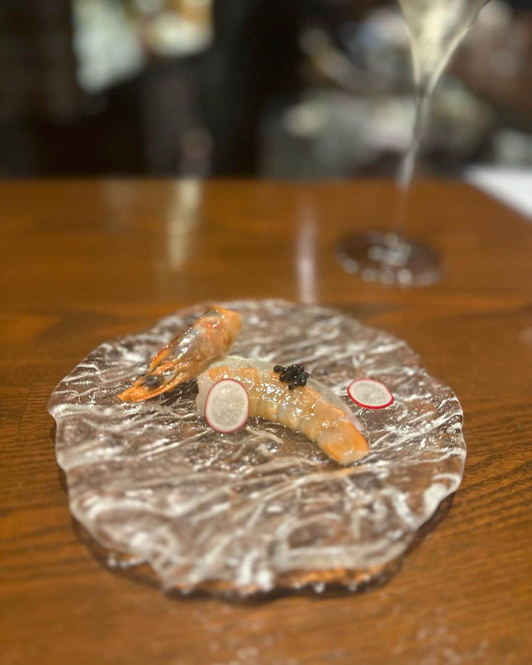 勝木友香さんのインスタグラム写真 - (勝木友香Instagram)「Barでお食事を楽しむなんて ちょっと大人な日。  日本橋の隠れ家BAR「GIFT」 @gift_nihombashi  シェフのお料理を少しずついただく月替わりコースは 和のエッセンスも織り交ぜられた和洋折衷なラインナップ♪  前菜から魚＆お肉、パスタまで…ちょっとずつと言いつつ、しっかり食べ応えのある量でした♪  最大の魅力はフリードリン🍷🍸🥃🍾 Barのフリードリンクですから、シャンパンやワインの品揃えが良質♪ お料理に合わせて、選べます☺️  私もシャンパン→白ワイン→赤ワインと、オススメをいただきました♡ お値段気にせず飲めるって幸せですね♪  #gift_nihombashi #日本橋ディナー #日本橋グルメ　#東京グルメ部　#東京グルメ巡り　#日本橋デート #東京BAR  #お酒好き　#お酒好き女子　#隠れ家バー  #隠れ家レストラン  #隠れ家的なお店  #隠れ家」7月26日 20時55分 - katsukiyuhka