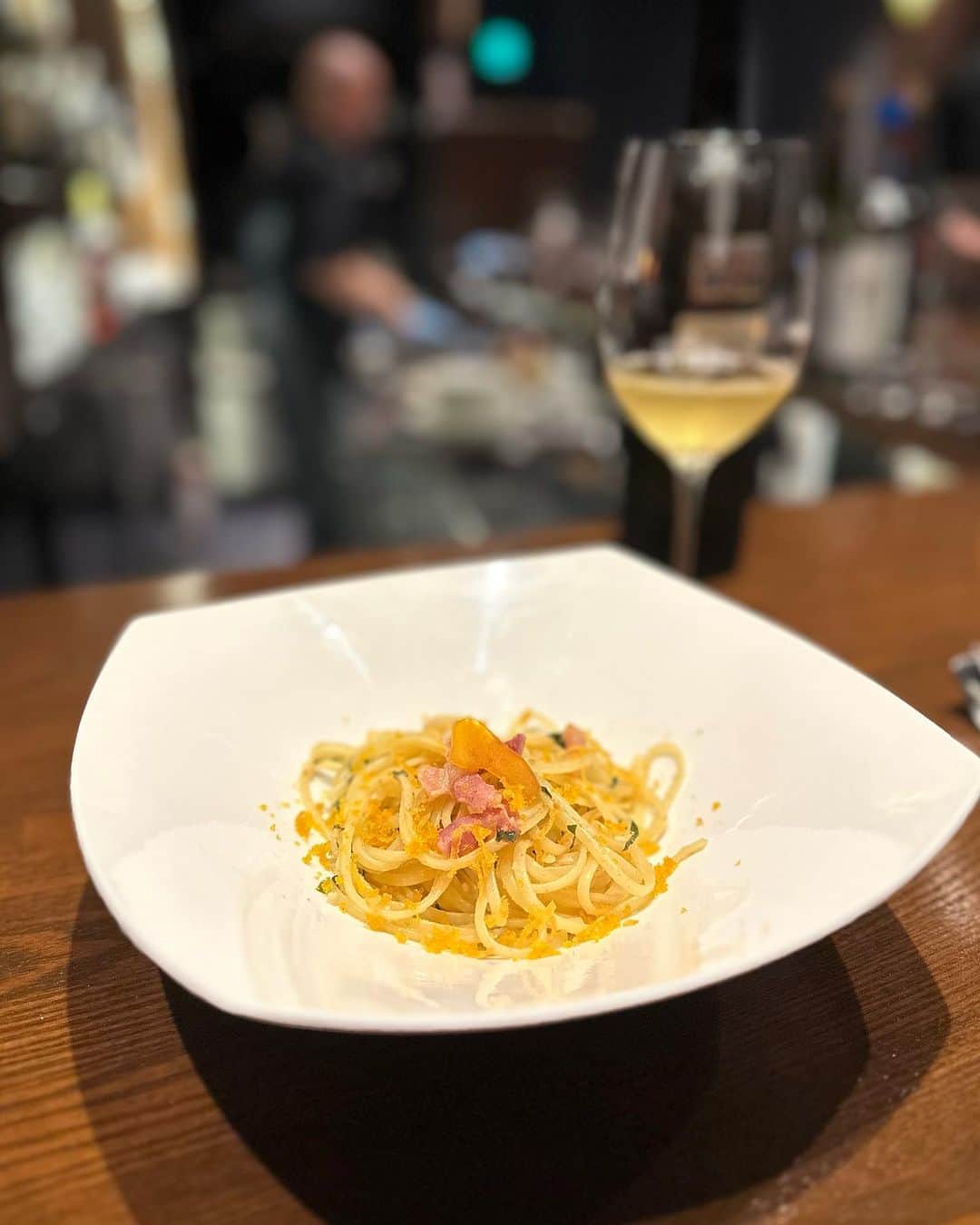 勝木友香さんのインスタグラム写真 - (勝木友香Instagram)「Barでお食事を楽しむなんて ちょっと大人な日。  日本橋の隠れ家BAR「GIFT」 @gift_nihombashi  シェフのお料理を少しずついただく月替わりコースは 和のエッセンスも織り交ぜられた和洋折衷なラインナップ♪  前菜から魚＆お肉、パスタまで…ちょっとずつと言いつつ、しっかり食べ応えのある量でした♪  最大の魅力はフリードリン🍷🍸🥃🍾 Barのフリードリンクですから、シャンパンやワインの品揃えが良質♪ お料理に合わせて、選べます☺️  私もシャンパン→白ワイン→赤ワインと、オススメをいただきました♡ お値段気にせず飲めるって幸せですね♪  #gift_nihombashi #日本橋ディナー #日本橋グルメ　#東京グルメ部　#東京グルメ巡り　#日本橋デート #東京BAR  #お酒好き　#お酒好き女子　#隠れ家バー  #隠れ家レストラン  #隠れ家的なお店  #隠れ家」7月26日 20時55分 - katsukiyuhka