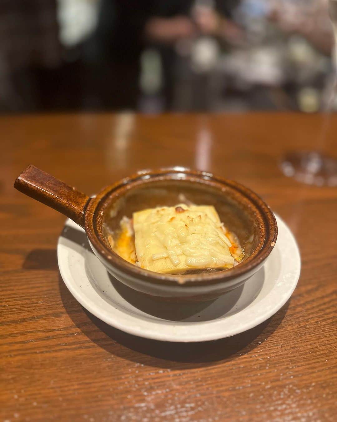 勝木友香さんのインスタグラム写真 - (勝木友香Instagram)「Barでお食事を楽しむなんて ちょっと大人な日。  日本橋の隠れ家BAR「GIFT」 @gift_nihombashi  シェフのお料理を少しずついただく月替わりコースは 和のエッセンスも織り交ぜられた和洋折衷なラインナップ♪  前菜から魚＆お肉、パスタまで…ちょっとずつと言いつつ、しっかり食べ応えのある量でした♪  最大の魅力はフリードリン🍷🍸🥃🍾 Barのフリードリンクですから、シャンパンやワインの品揃えが良質♪ お料理に合わせて、選べます☺️  私もシャンパン→白ワイン→赤ワインと、オススメをいただきました♡ お値段気にせず飲めるって幸せですね♪  #gift_nihombashi #日本橋ディナー #日本橋グルメ　#東京グルメ部　#東京グルメ巡り　#日本橋デート #東京BAR  #お酒好き　#お酒好き女子　#隠れ家バー  #隠れ家レストラン  #隠れ家的なお店  #隠れ家」7月26日 20時55分 - katsukiyuhka