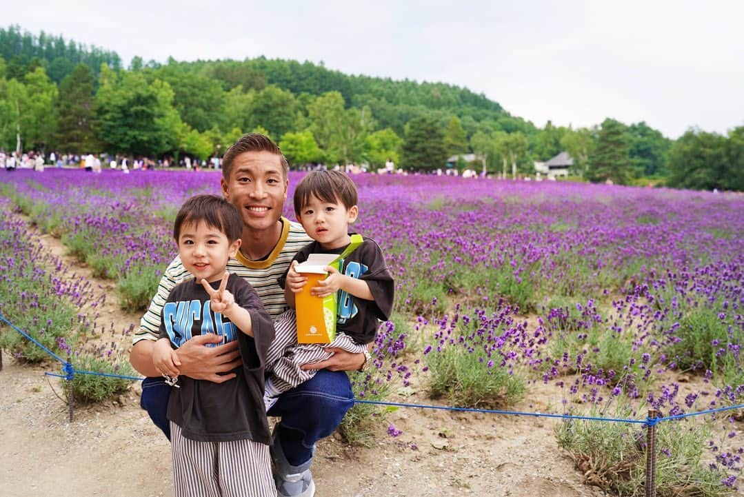 山中亮輔のインスタグラム：「Summer vacation in Hokkaido🪻🦒✈️  @rikureogram   #ファーム富田  #ラベンダー  #ラベンダー畑  #旭山動物園 #動物園  #家族 #family」