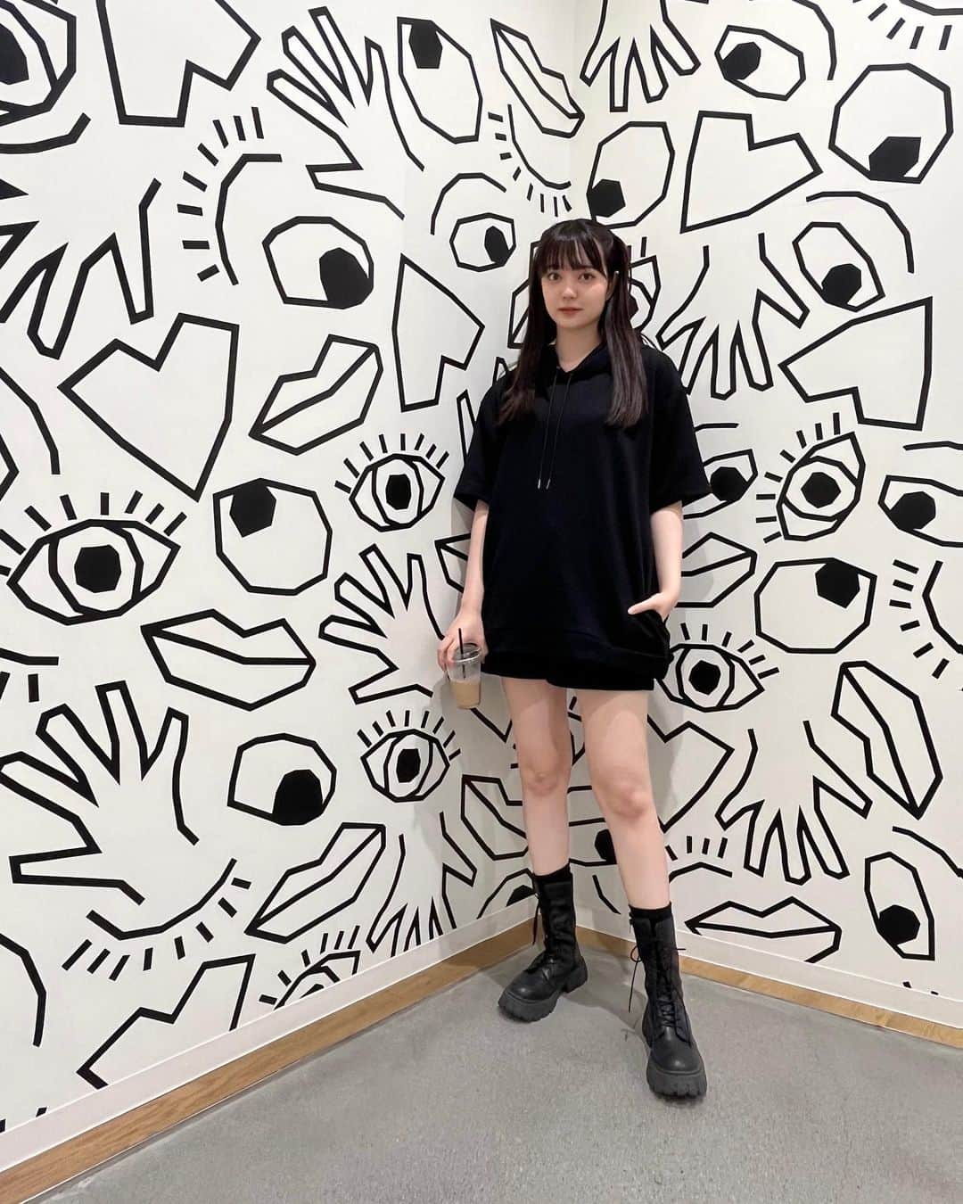のインスタグラム：「・  🖤🤍   #06  #06년생  #06line  #jk  #jk2  #sjk  #高校生  #173cm  #高身長女子  #高身長コーデ  #モノトーンコーデ  #白黒コーデ  #ラフコーデ  #casualstyle  #casualwear  #monotone  #blackwhite  #ファッション  #ootd  #fashionstyle  #japanesegirl  #고등학생  #흑백  #셀카  #오오티디  #패션  #뷰티  #일상  #ハーフツイン  #パーカーコーデ」