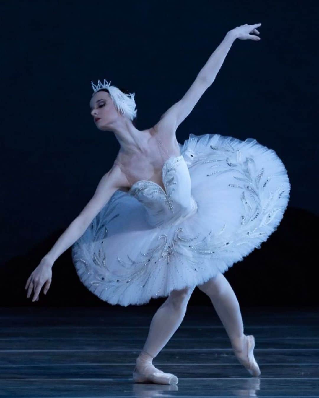 マリア・コーレワのインスタグラム：「Marianna @_mariannasorokina_ made magic during my debut in “Swan Lake” and I’m so thankful ❤️ Pictures caught by her 🦢  Getting all excited for the show this Saturday 🙏🏻  Марианна @_mariannasorokina_ как по-волшебству уловила эти моменты во время моего дебюта в «Лебедином Озере» и я ей так благодарна за память ❤️ Настраиваюсь на спектакль в эту субботу 🙏🏻」