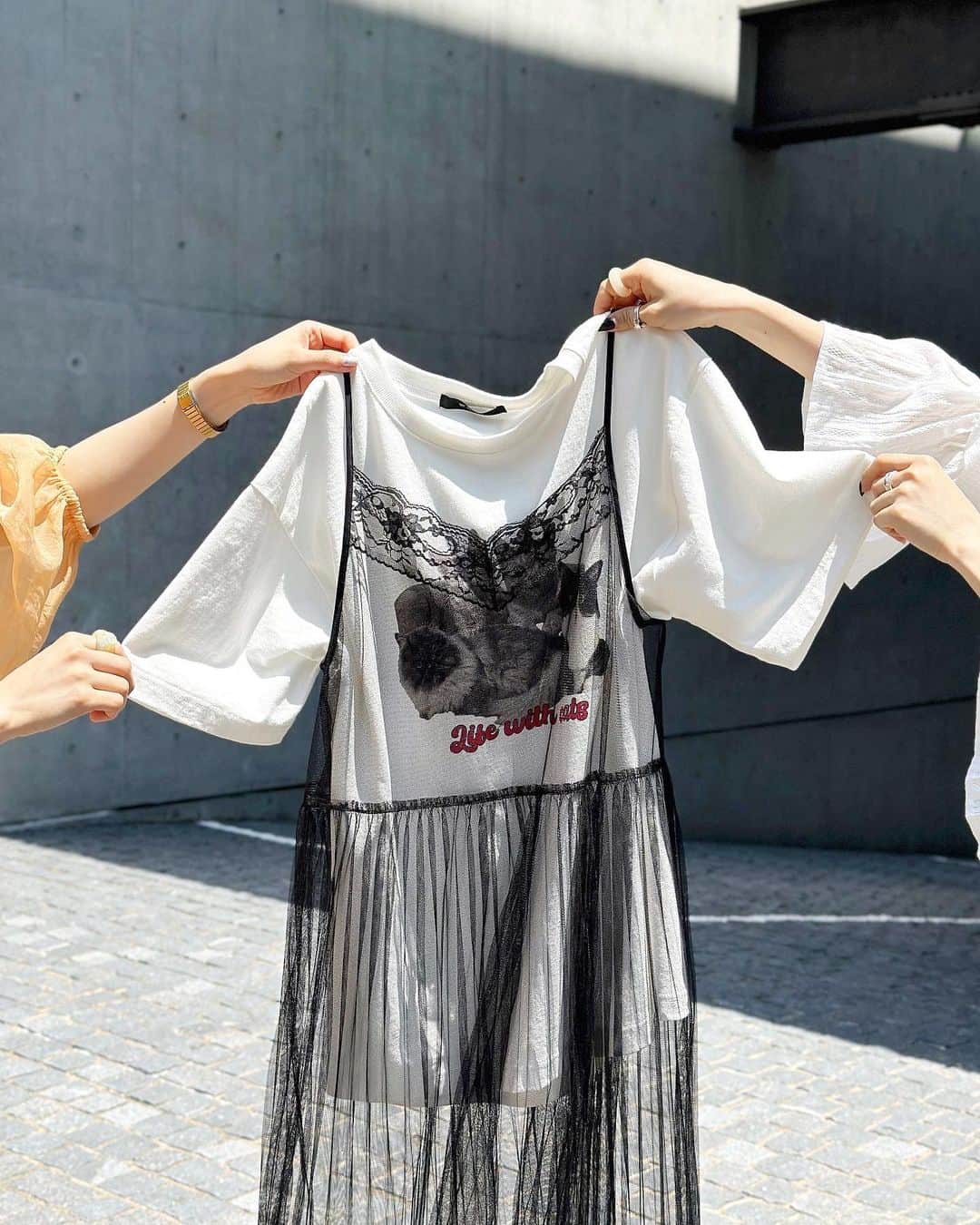 w closetのインスタグラム：「【pick up item】  "これ可愛いと思ったらいいね♡" ________________  ネコプリントTシャツ \ special price / ¥2,970→ ¥2,750 color : オフA　オフB　オフC　オフD  パッと目を引く可愛いネコプリントが魅力の1枚 持っているだけで癒し効果抜群♡  ゆったりとしたシルエットとコットン100%の生地感で着心地も◎です ________________  #wcloset#ダブルクローゼット#wclo_snap#リゾートコーデ#新作コーデ#夏トレンド#夏スタイル#サマーコーデ#トレンドアイテム#カラーコーディネート#スタイルアップコーデ#カラーアイテム#夏コーディネート#レイヤード#シアートップス #シアー#シアアイテム#白tシャツコーデ#ホワイトコーデ#ブラックコーデ #白tコーデ #tシャツコーデ#白t#プリントtシャツ #プリントt#猫tシャツ#シアーワンピース #キャミワンピース#キャミワンピ#チュールワンピース」