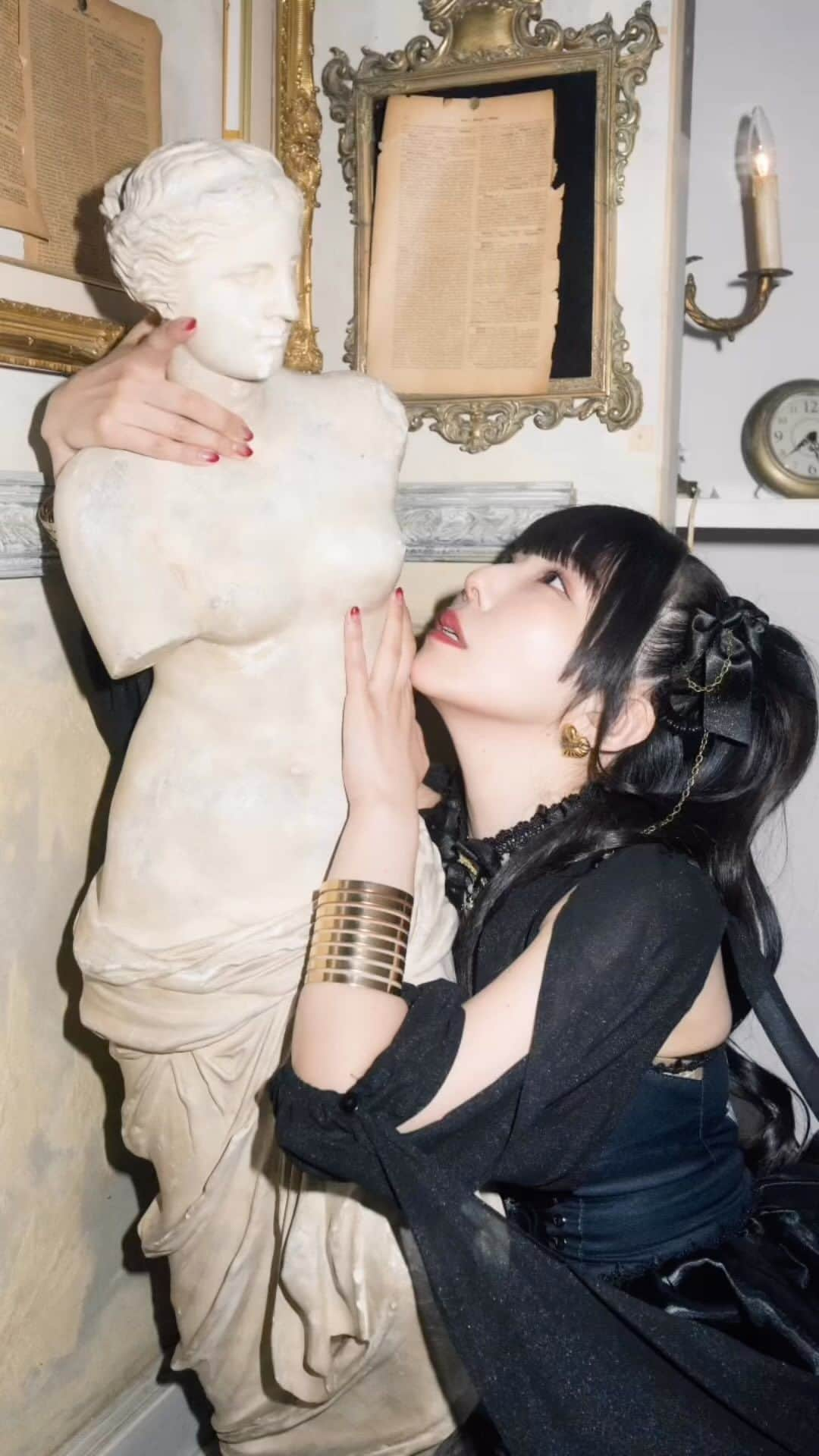 相沢梨紗のインスタグラム：「#りさたん2023 まで🦇あと7️⃣日❗️  １週間前❗️少しでも多くの方に…8月の始まりに歌を聞いていただけたら嬉しです。  気になるな〜って思ってくれてる方の気持ちと、私のこの思いが…会場に一つになるのを楽しみにしてます🫶  👇チケットは各プレイガイドさんにて発売中です💖  〜NEWS〜  【 2023/8/2 】「相沢梨紗生誕祭 〜Яe:birth〜」一般発売中🦇✨【東京キネマ倶楽部】  ［販売URL］ 【ローソンチケット】https://l-tike.com/dempa/ 【チケットぴあ】https://w.pia.jp/t/aizawa-risa-bd/ 【e+】https://eplus.jp/aizawarisa/  #LAVILITH #japan #tokyo #vocalunit #risaaizawa #live #akihabara #dearstage #japan #tokyo #popcture #🐇🐈 #fashion #gothic #goth #dempagumi #✡️ #🧙‍♀️#でんぱ組 #musicmagi #arcanaproject #halloween #halloweenparty #ラビリス #ワンマンライブ #bd #birthday #生誕祭 #ロリータ #ロリィタ」