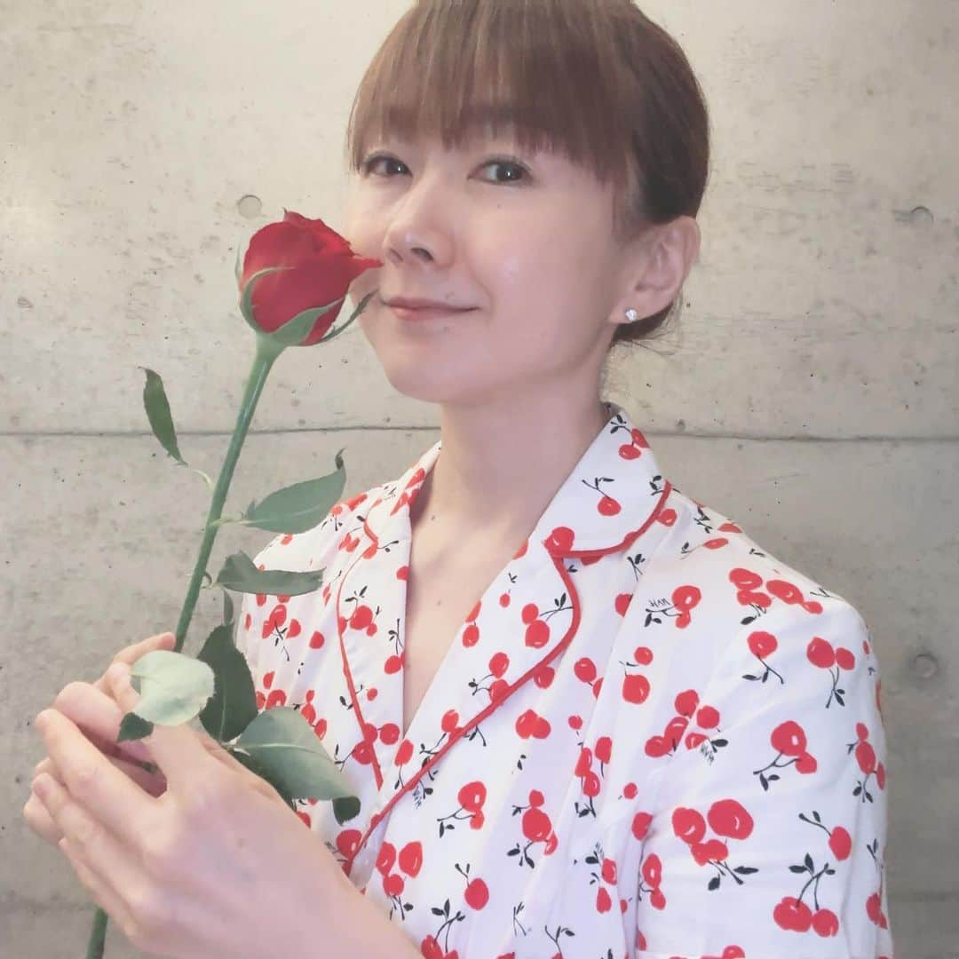 岸本佳子のインスタグラム：「薔薇🌹  @burberry の発表会で 赤い薔薇をいただきました🇬🇧 ありがとうございます。  初めて買ってもらったコミックが キャンディキャンディでした。 確かイギリスのお話で アンソニーの薔薇の庭園が 素敵...って憧れてました。  しかし私、キャンディのこと嫌いだったなぁ... ツインテール女子のこと苦手な 謎の美意識を持つ子供でしたw」