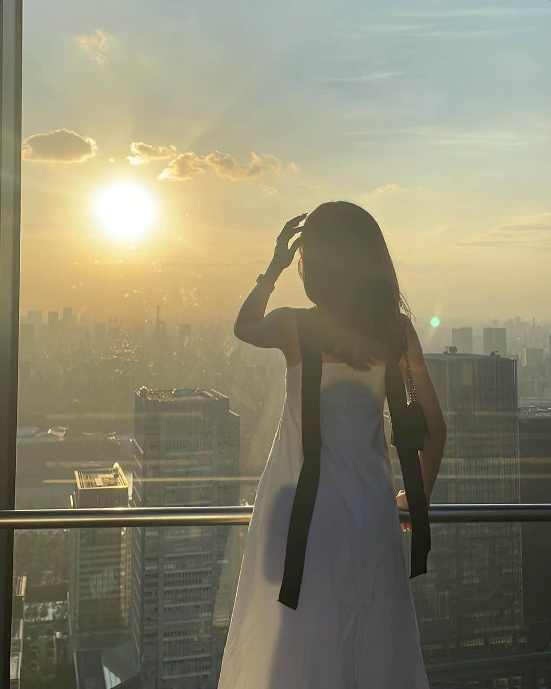 西村香也子さんのインスタグラム写真 - (西村香也子Instagram)「#ブルガリホテル東京  45階のバー 人がいなくて風が心地よくて気づいたら リノ寝てた♡😴  東京の景色ふたりじめ〜✨✨🍸🗺️」7月26日 21時01分 - kayako_nishimura_