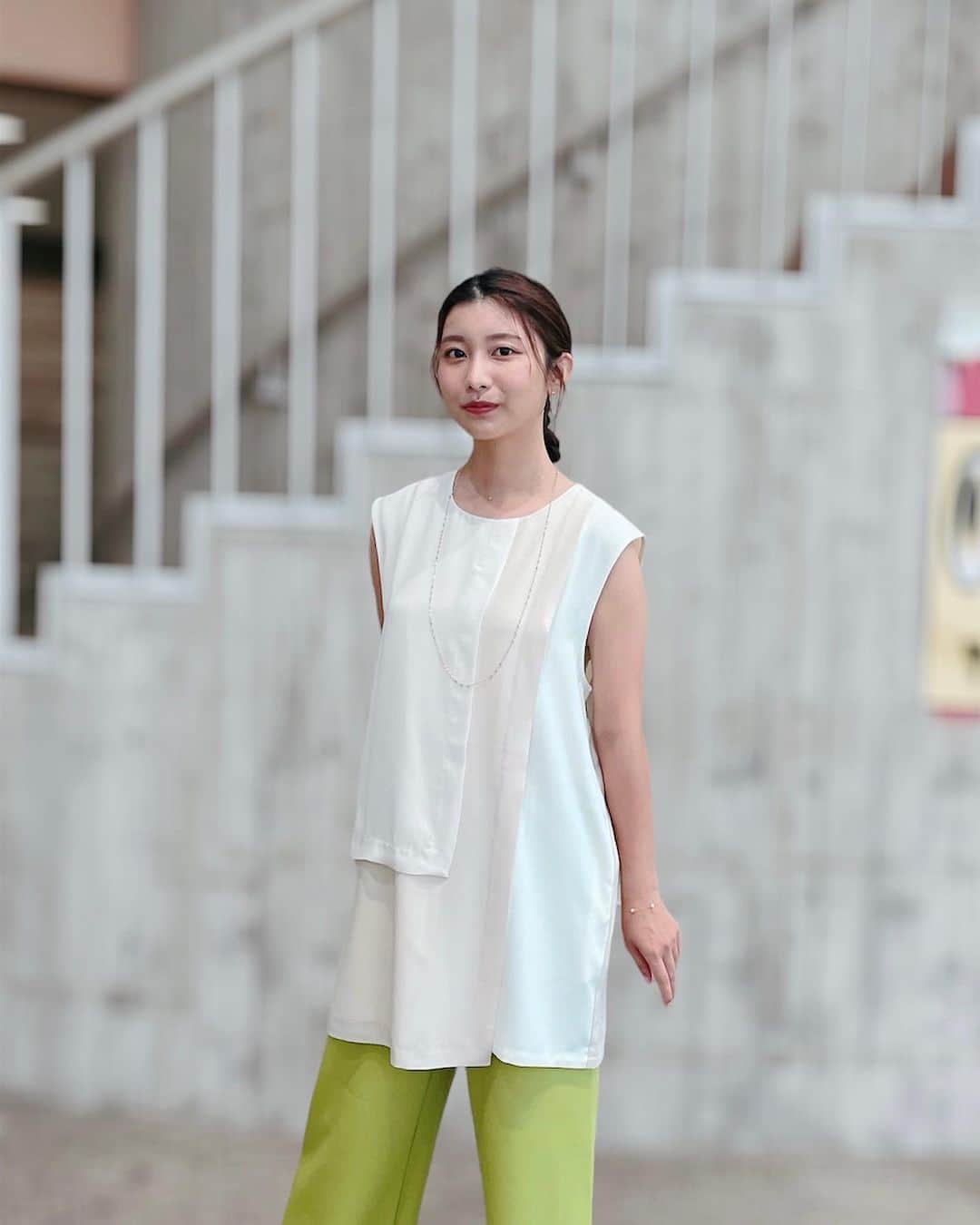 木村那津美のインスタグラム：「🏖☀️7/1  振り返り時差投稿！  ついにのんちゃんチャレンジが 始まった…！！ 自分のチャレンジのときは 一個人のチャレンジなんて 誰が見てくれるん？って気持ちになるんですが、 他の人がやると、頑張る姿に刺激もらえるといいますか、 頑張れ！でも頑張りすぎないで…！！ と思います。  まだ序章なのに 既に泣きそうになってた。 きっとみなさんなら 共感してくれるはず！！  この日の衣装は ついにノースリーブ！ 腕痩せる前に夏が来てしまった(´ω｀）ﾄﾎﾎ…  もう、みんな気にせず出していこ！！  ------------  衣装  ブージュルード @boujeloud_official   /カットソー /パンツ　  ノースリーブの季節がきたぞー！！  _____________  山口県の情報盛りだくさん！ 土曜のあさ9時25分からは↓↓↓  @chigumaya_kazoku  【ちぐまや家族plus】  ------------  #ブージュルード山口店 #ブージュルード #アナウンサー衣装 #アナウンサーヘアメイク#30代コーデ #30代ファッション#30代メイク #30代ヘアメイク #木村那津美#アナウンサー #スタジオ衣装　#基本的にトップスのみ#ちぐまや家族plus #ちぐまや家族plus2 #山口県」