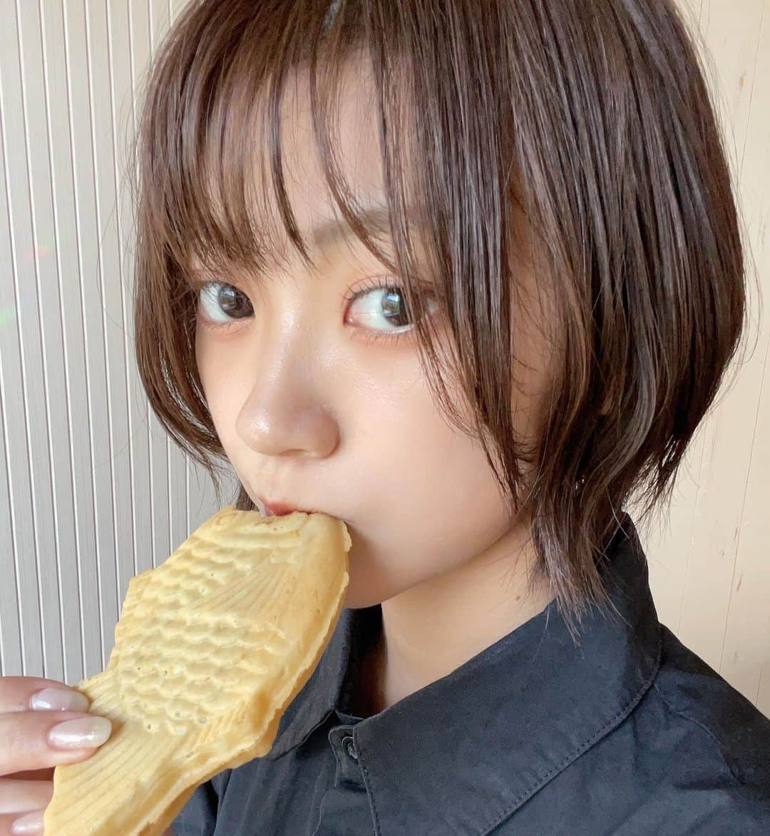 板倉可奈のインスタグラム：「たい焼きはチョコレート派の 頭から食べるタイプです。  今年は夏バテに勝てない日々を過ごしてます🫠  あと、髪染めました^ - ^ いい感じの写真撮れなくて投稿し損ねてたよ。 (またちゃんと写真投稿します👉🏻👈🏻) #kanacolor」