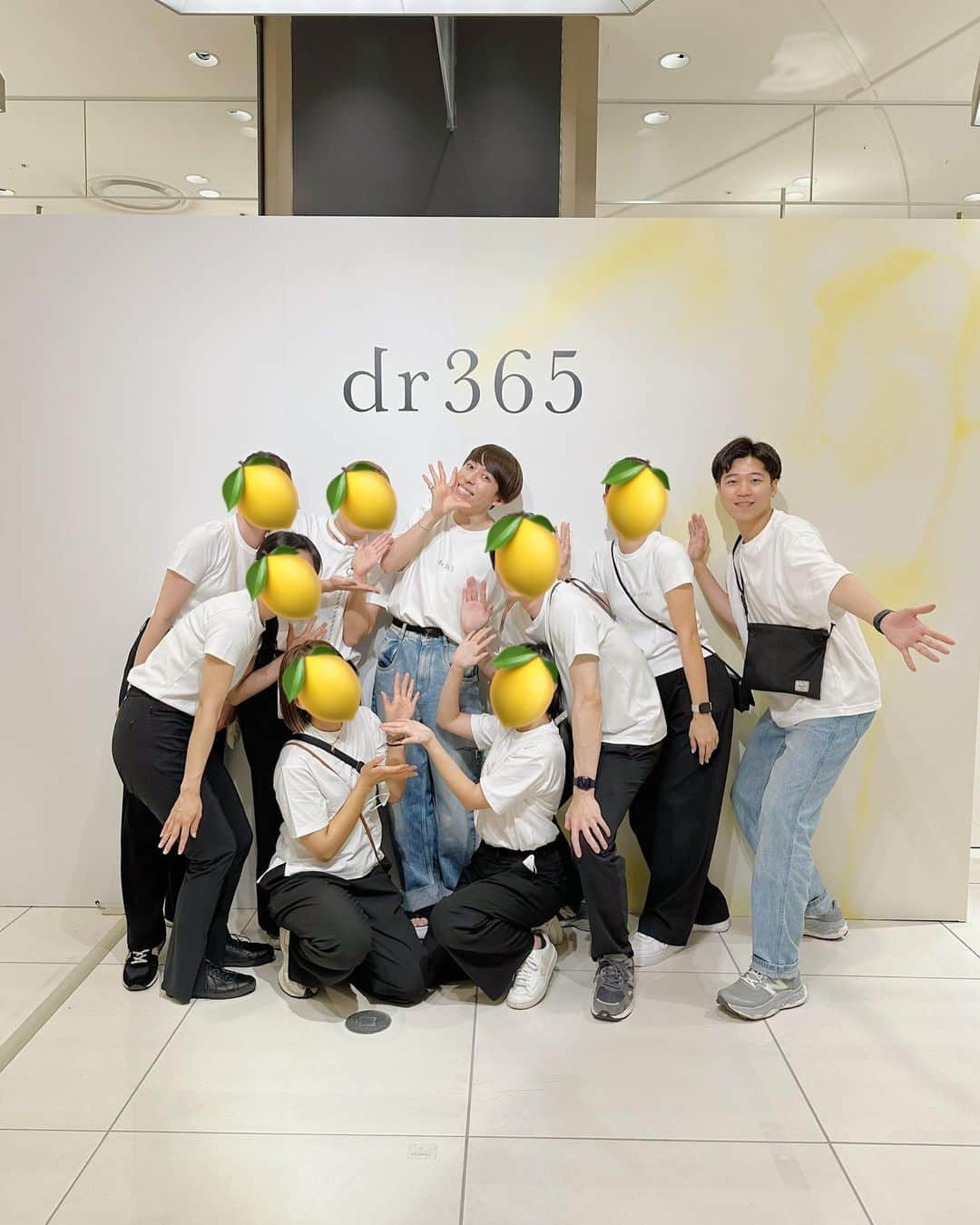 三上大進さんのインスタグラム写真 - (三上大進Instagram)「dr365・関西初となる、 POPUP inあべのハルカス☀️ ⁡ 連日30度超えの暑さのなか、 沢山のエールをいただきながら 先日無事に完走いたしました！ ⁡ お店を持たない私たちにとって、 この1週間は言葉の通り、 掛け替えのない時間です。 ⁡ 来ていただく方お一人おひとりに 感謝の気持ちを伝えながら、 ⁡ 特別な思い出を持って帰っていただける優しい空間にしたいと願い、半年かけて準備をしてきました。 ⁡ 当日までは、ひたすら緊張！ (起こりもしない不運を想像し震え、 スタッフに多大なる迷惑をかける始末🥹) ⁡ それでもストアの扉を開けた先で、 毎日待っていてくださった沢山の笑顔に、 ⁡ 私たちの方が優しさをいただいてばかりの 宝物のような時間でした。 ⁡ 暑いなか足を運んでくださったお客さま、 遠くからパワーを下さった皆さま、 近鉄あべのハルカスの皆さま、 応援に来てくれた最高な仲間たち、 dr365のスタッフたちへ、 ⁡ 伝えきれない感謝の気持ちを この場を借りて伝えさせてください。 ⁡ 本当にありがとうございました！🕊️ ⁡ ⁡ 次お目にかかれる日まで、 みんなどうか元気でいてね🍋  .  #dr365 #あべのハルカス」7月26日 21時06分 - daaai_chan