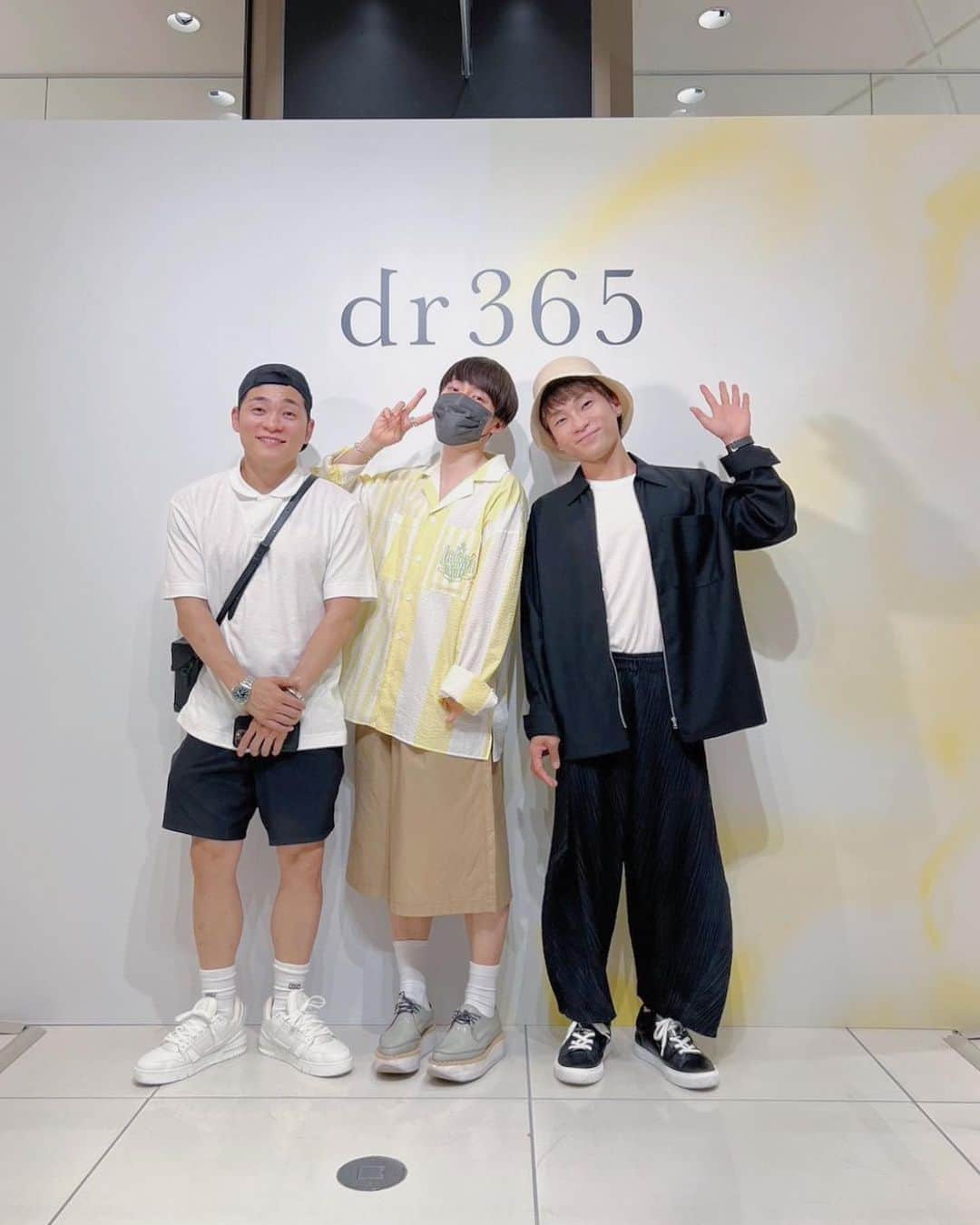 三上大進さんのインスタグラム写真 - (三上大進Instagram)「dr365・関西初となる、 POPUP inあべのハルカス☀️ ⁡ 連日30度超えの暑さのなか、 沢山のエールをいただきながら 先日無事に完走いたしました！ ⁡ お店を持たない私たちにとって、 この1週間は言葉の通り、 掛け替えのない時間です。 ⁡ 来ていただく方お一人おひとりに 感謝の気持ちを伝えながら、 ⁡ 特別な思い出を持って帰っていただける優しい空間にしたいと願い、半年かけて準備をしてきました。 ⁡ 当日までは、ひたすら緊張！ (起こりもしない不運を想像し震え、 スタッフに多大なる迷惑をかける始末🥹) ⁡ それでもストアの扉を開けた先で、 毎日待っていてくださった沢山の笑顔に、 ⁡ 私たちの方が優しさをいただいてばかりの 宝物のような時間でした。 ⁡ 暑いなか足を運んでくださったお客さま、 遠くからパワーを下さった皆さま、 近鉄あべのハルカスの皆さま、 応援に来てくれた最高な仲間たち、 dr365のスタッフたちへ、 ⁡ 伝えきれない感謝の気持ちを この場を借りて伝えさせてください。 ⁡ 本当にありがとうございました！🕊️ ⁡ ⁡ 次お目にかかれる日まで、 みんなどうか元気でいてね🍋  .  #dr365 #あべのハルカス」7月26日 21時06分 - daaai_chan