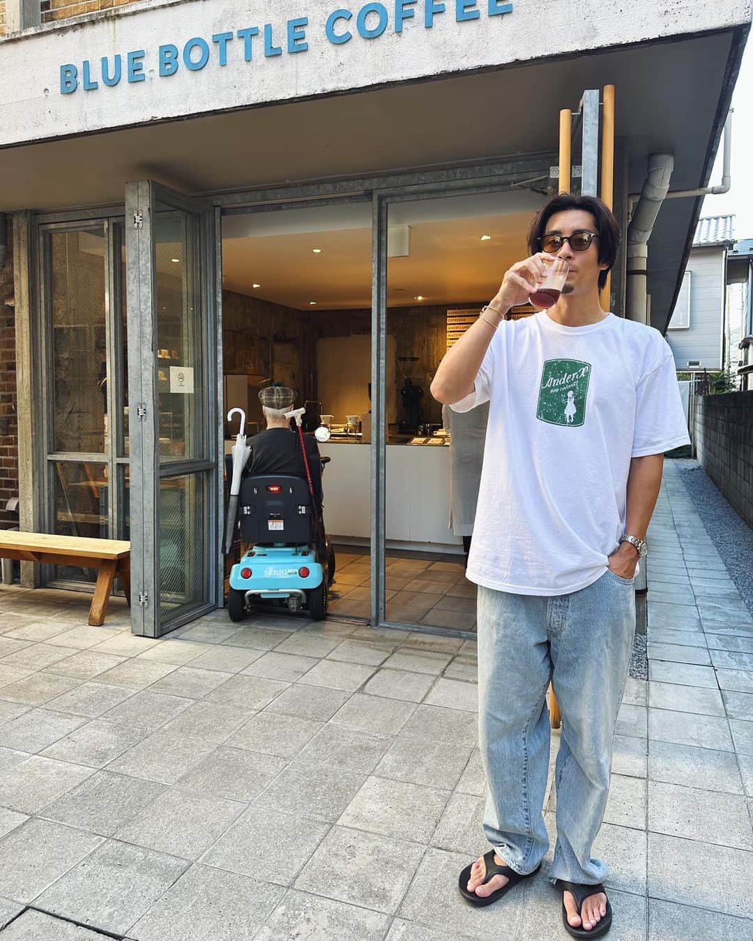 鈴木大輝 【taiki suzuki】さんのインスタグラム写真 - (鈴木大輝 【taiki suzuki】Instagram)「今日は"ONNANOKO"ビンT。  大変有難いことに ちらほらサイズ欠けが出てきてます🙇 デニムも作ろうかなぁ。  Tee- @anderx_noncolor_33  Pants- #comoli  Shose- @oofos  Sunglasses- @tomford   #ootd #anderx #comoli  #oofos  #mensfashion #fashion #outfit」7月26日 21時06分 - taikisuzuki_