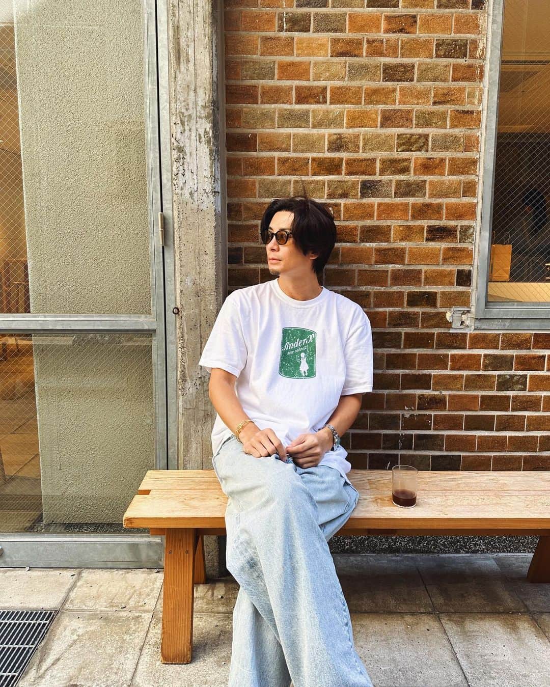 鈴木大輝 【taiki suzuki】さんのインスタグラム写真 - (鈴木大輝 【taiki suzuki】Instagram)「今日は"ONNANOKO"ビンT。  大変有難いことに ちらほらサイズ欠けが出てきてます🙇 デニムも作ろうかなぁ。  Tee- @anderx_noncolor_33  Pants- #comoli  Shose- @oofos  Sunglasses- @tomford   #ootd #anderx #comoli  #oofos  #mensfashion #fashion #outfit」7月26日 21時06分 - taikisuzuki_