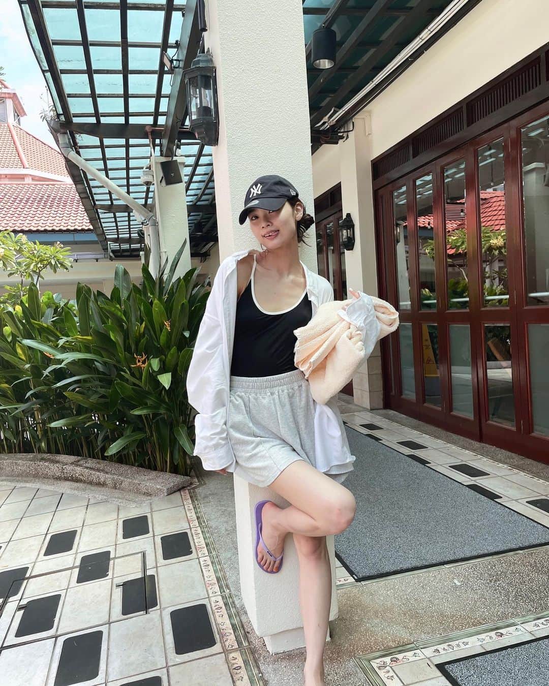 原花奈妃のインスタグラム：「🇸🇬 4年ぶりの海外旅行、とっても楽しかった〜！！ 足とクチバシが黄色い鳥がかわいかった♡（走ってる姿がうちの猫みたいだった）  #Singapore #シンガポール旅行  #海外旅行　#ootd #シンガポール #jentanglin #sofitelhotel  #fashion #コーデ  #전신샷  #着まわし #着まわしコーデ #私服」